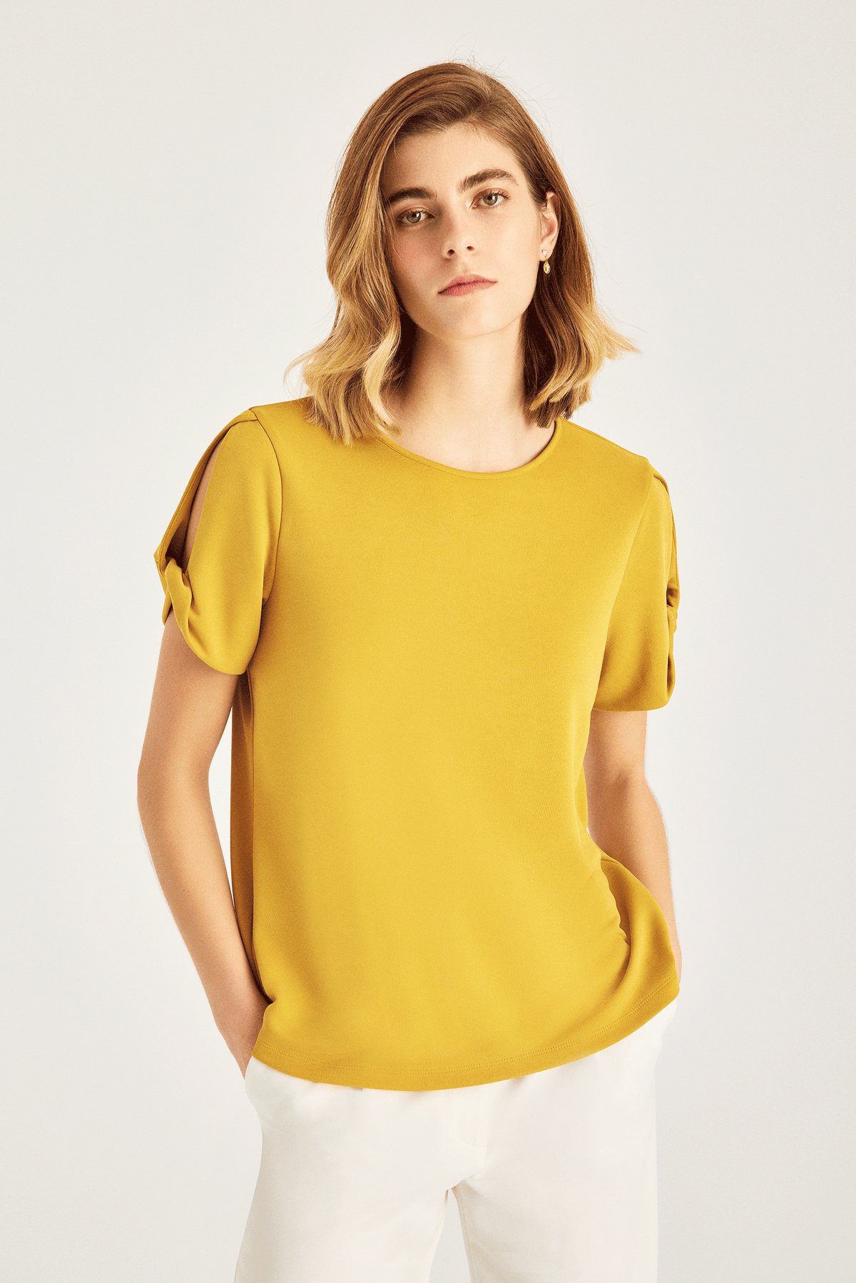 Kolu Burgu Detaylı T-Shirt