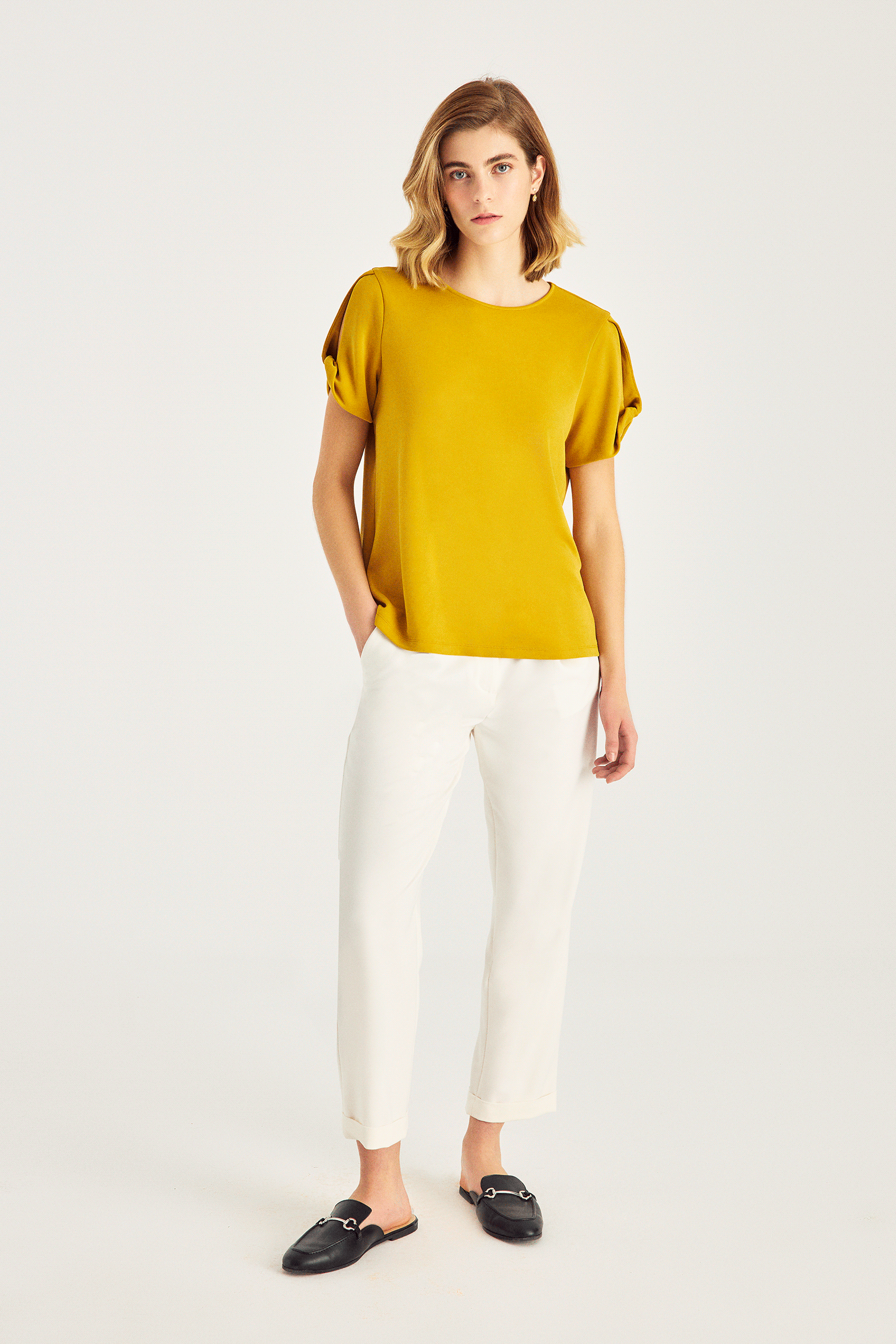 Kolu Burgu Detaylı T-Shirt