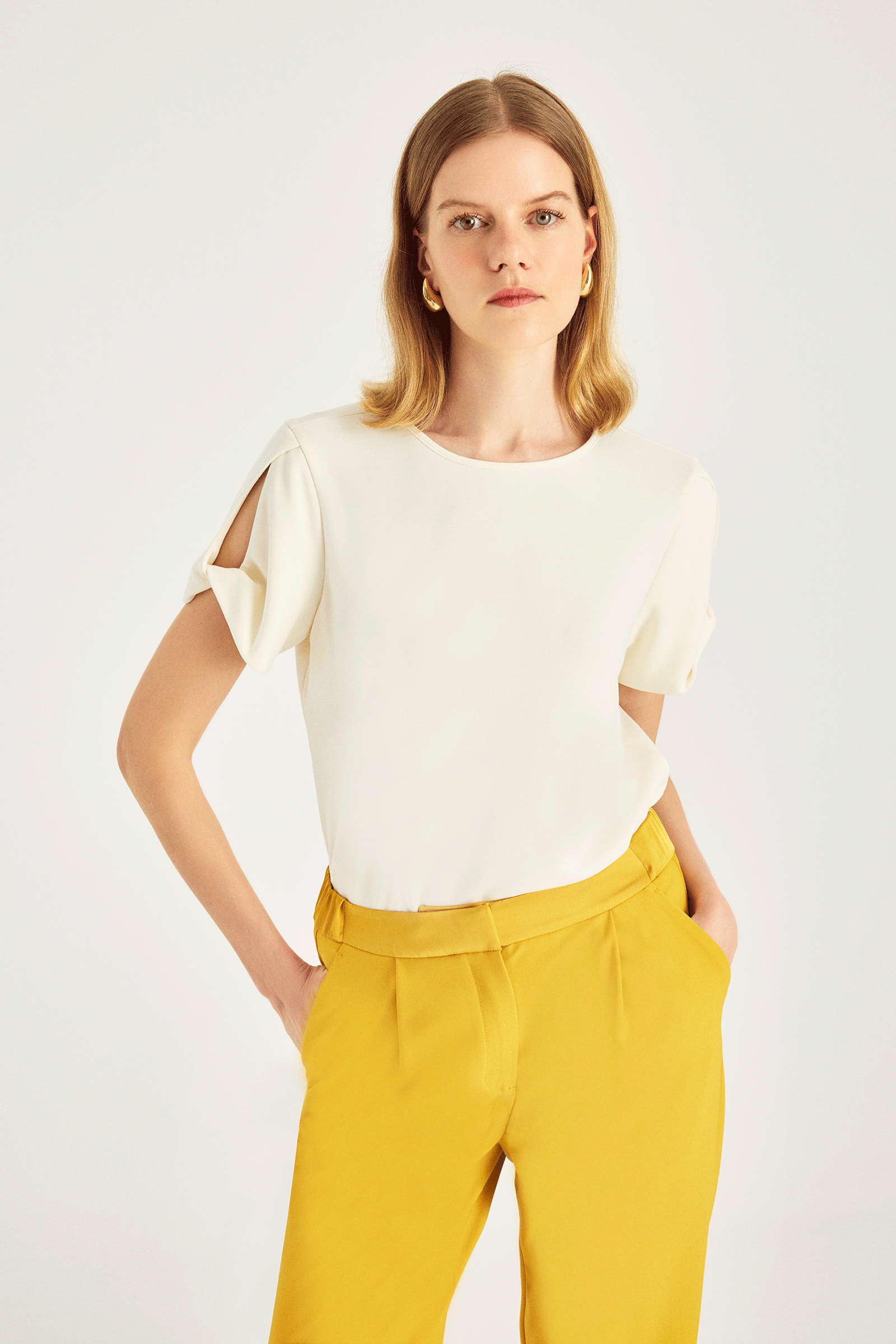 Kolu Burgu Detaylı T-Shirt