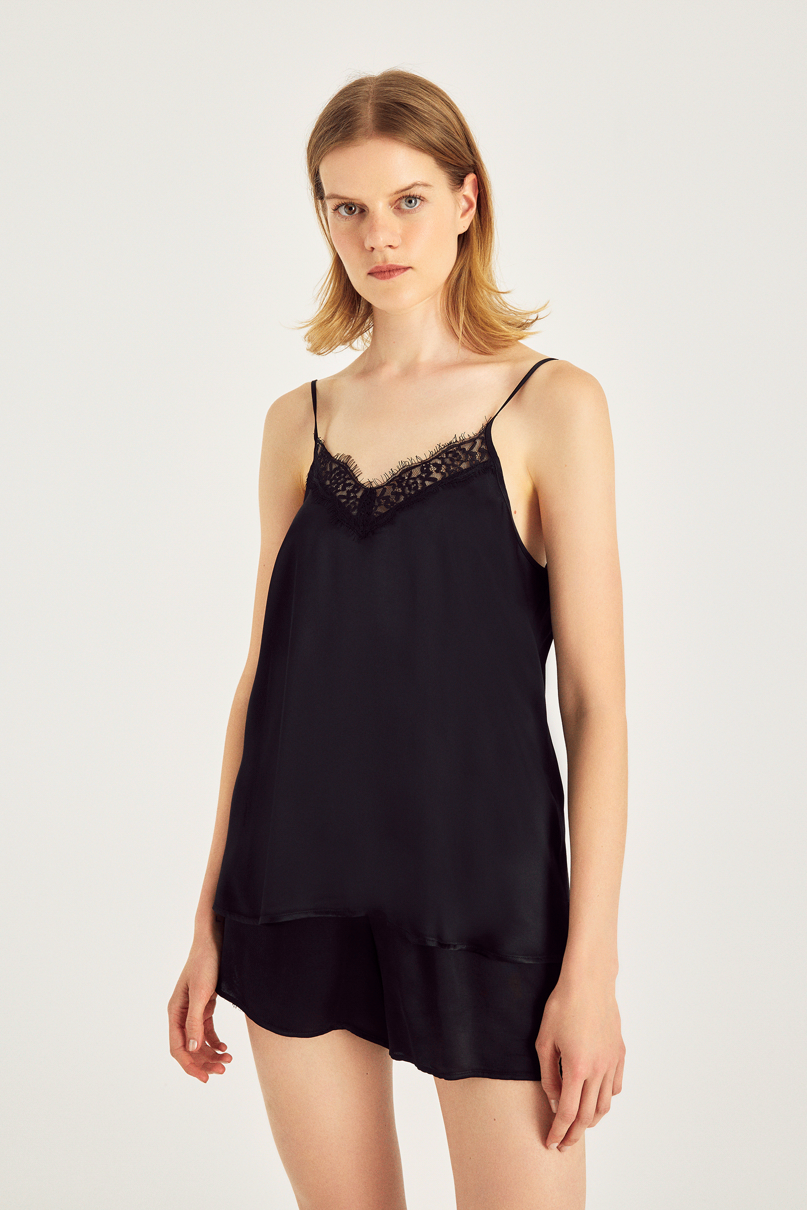 Şortlu Üstü Askılı Pijama Takımı