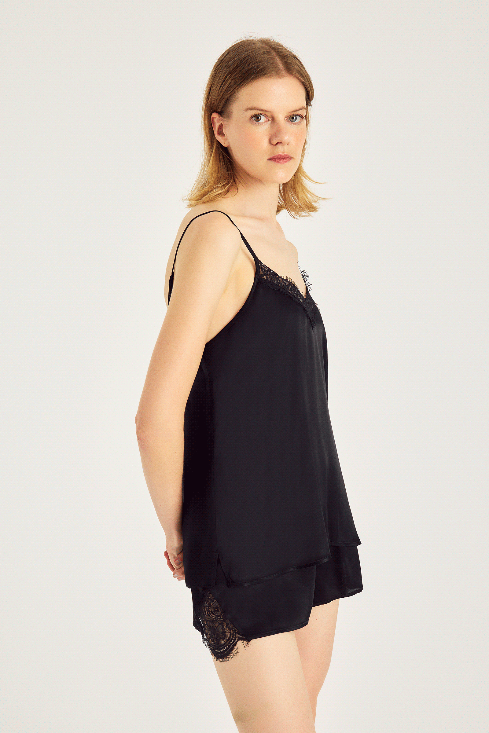 Şortlu Üstü Askılı Pijama Takımı