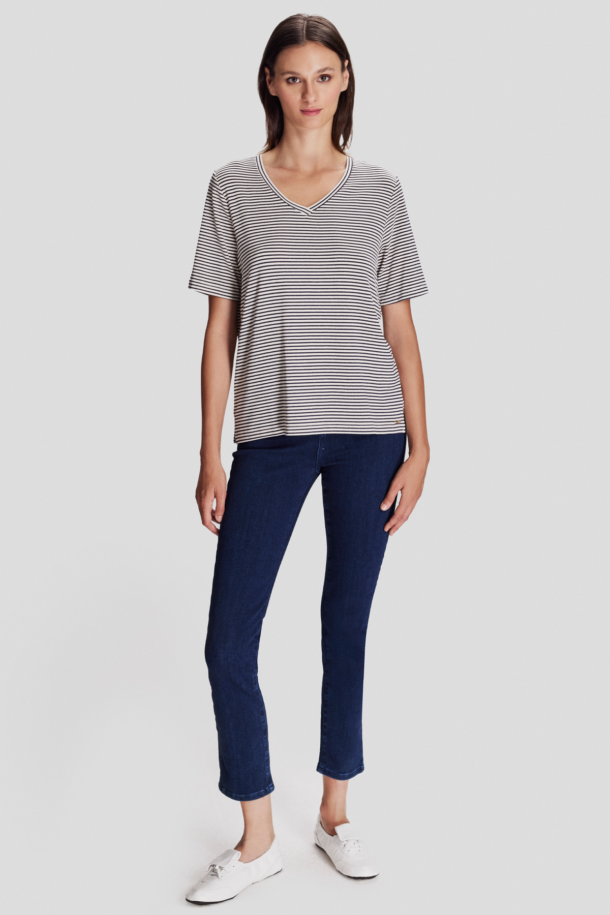V Yaka Çizgili T-shirt