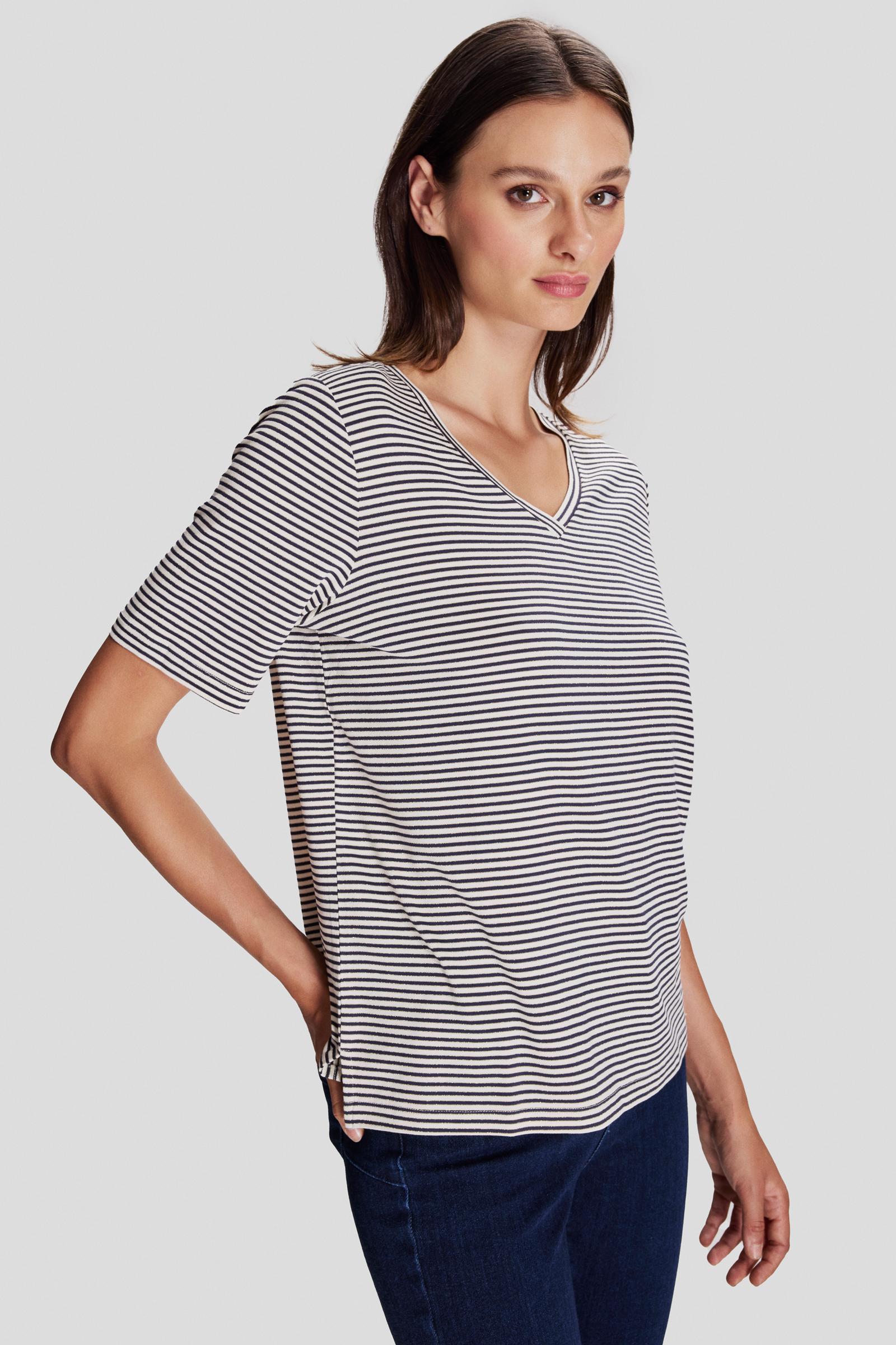 V Yaka Çizgili T-shirt