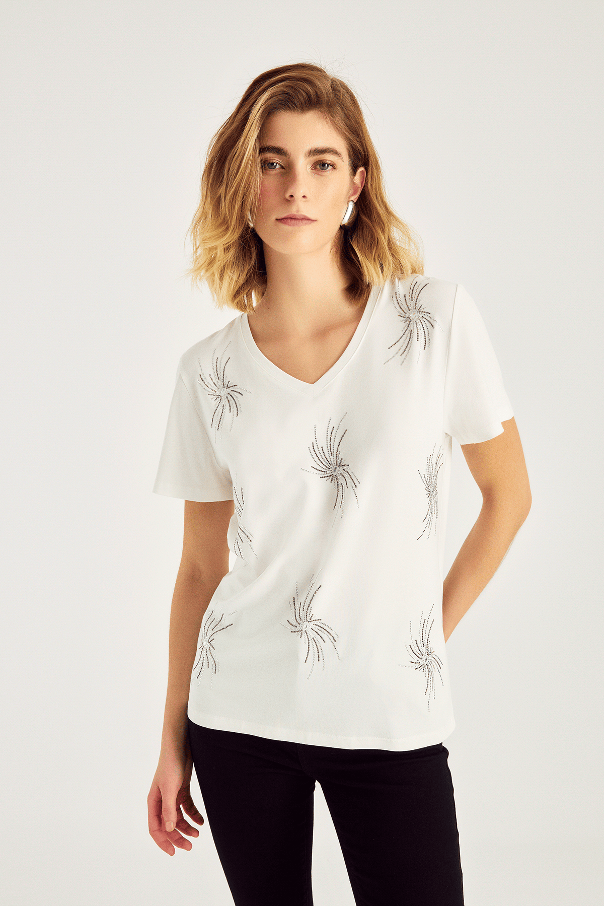 Taş Bakılı V Yaka T-Shirt