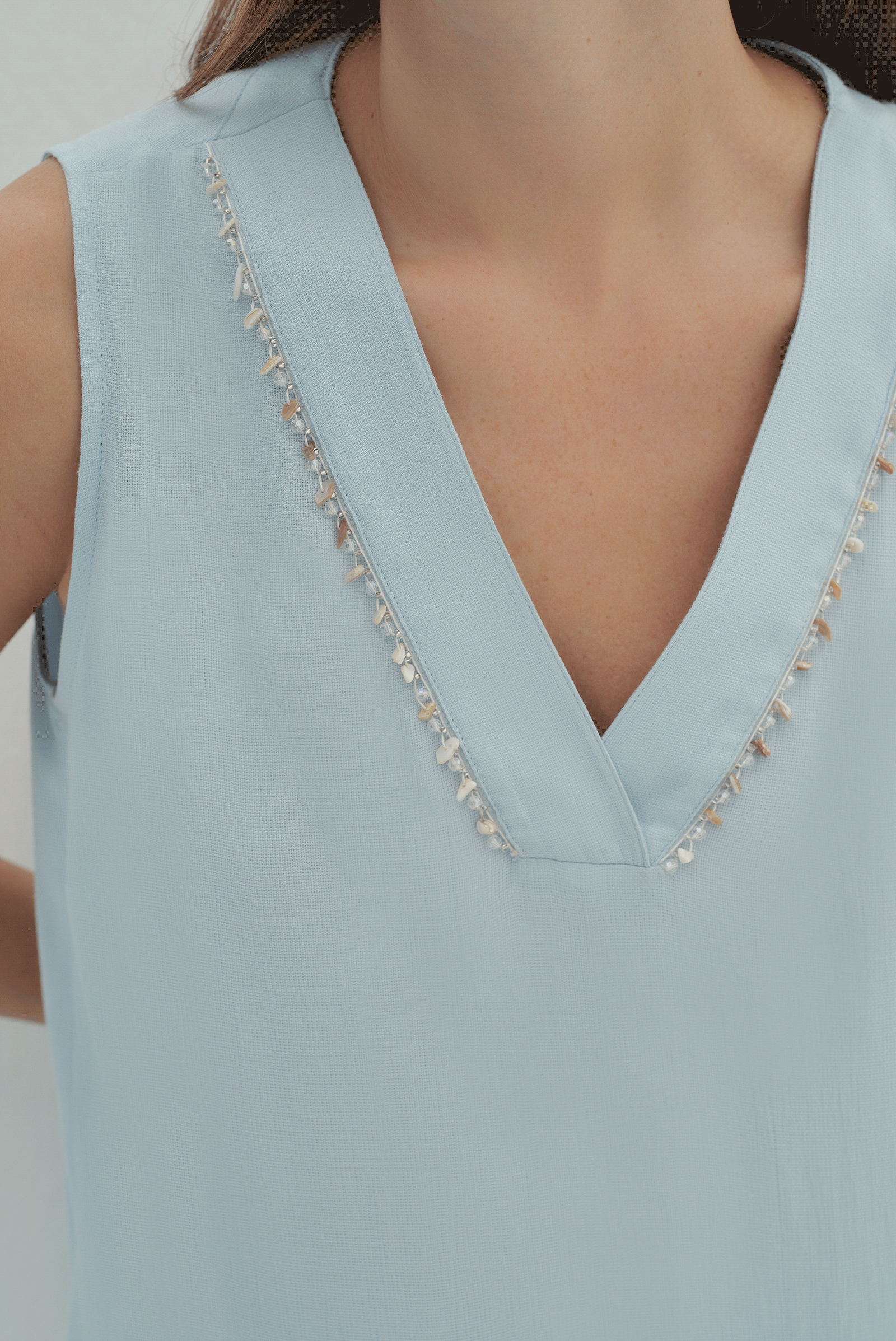 Boncuk Detaylı V Yaka Bluz