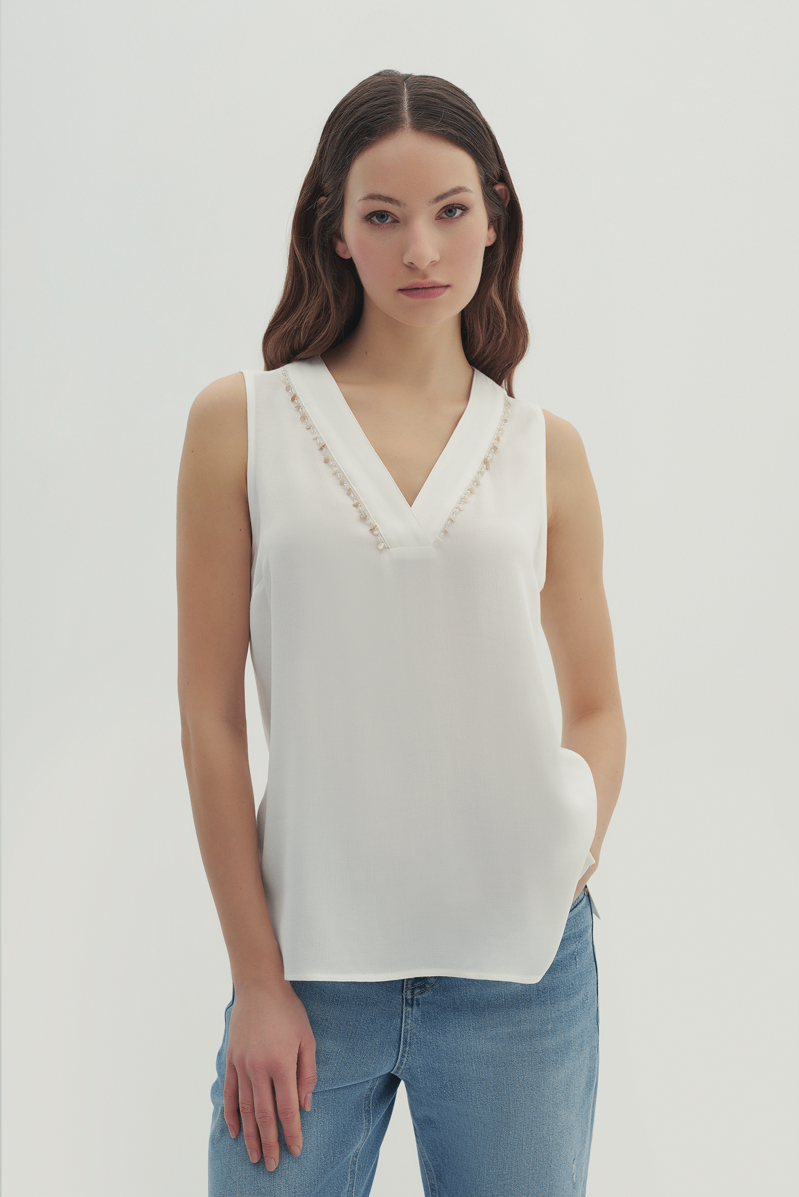 Boncuk Detaylı V Yaka Bluz