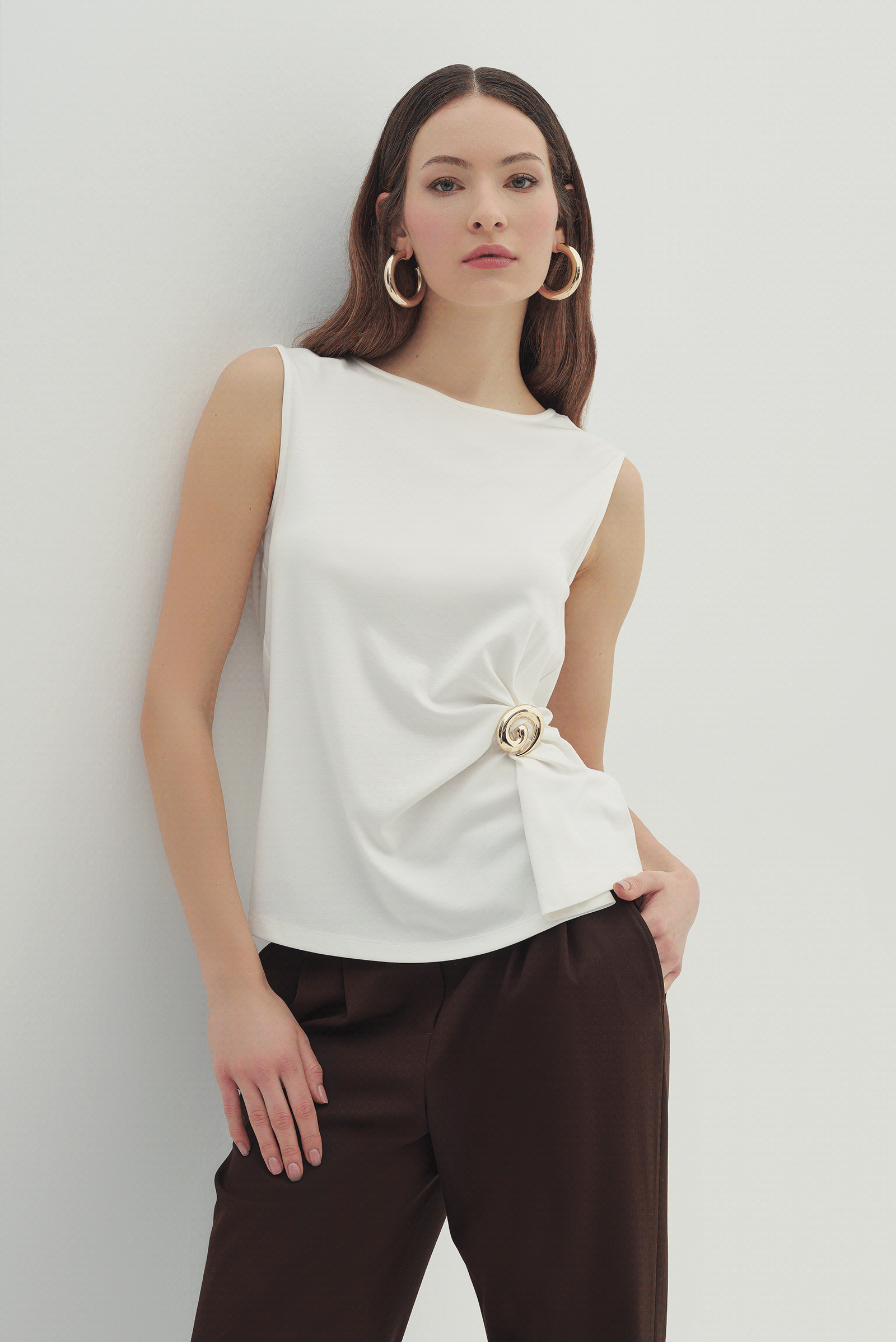 Aksesuar Detaylı Kolsuz Bluz