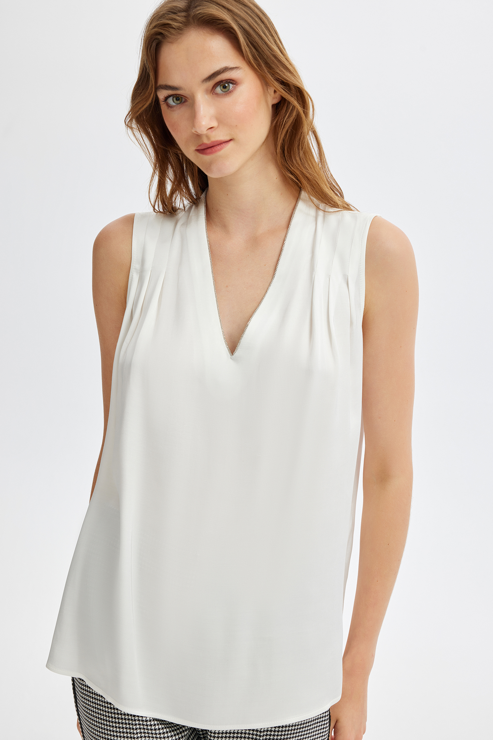 Omuzları Pile Detaylı Kolsuz Bluz