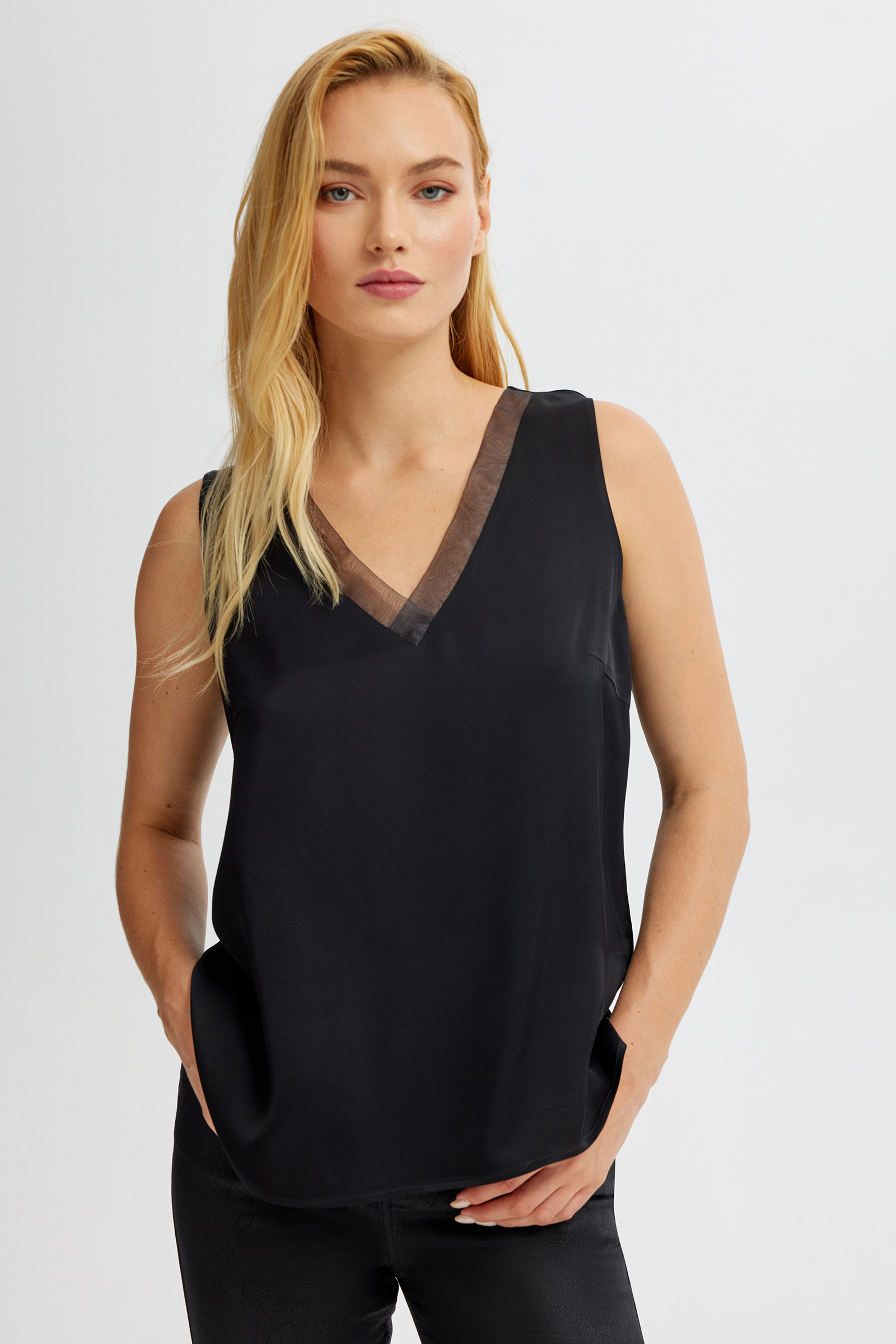 Transparan Detaylı Kolsuz Bluz