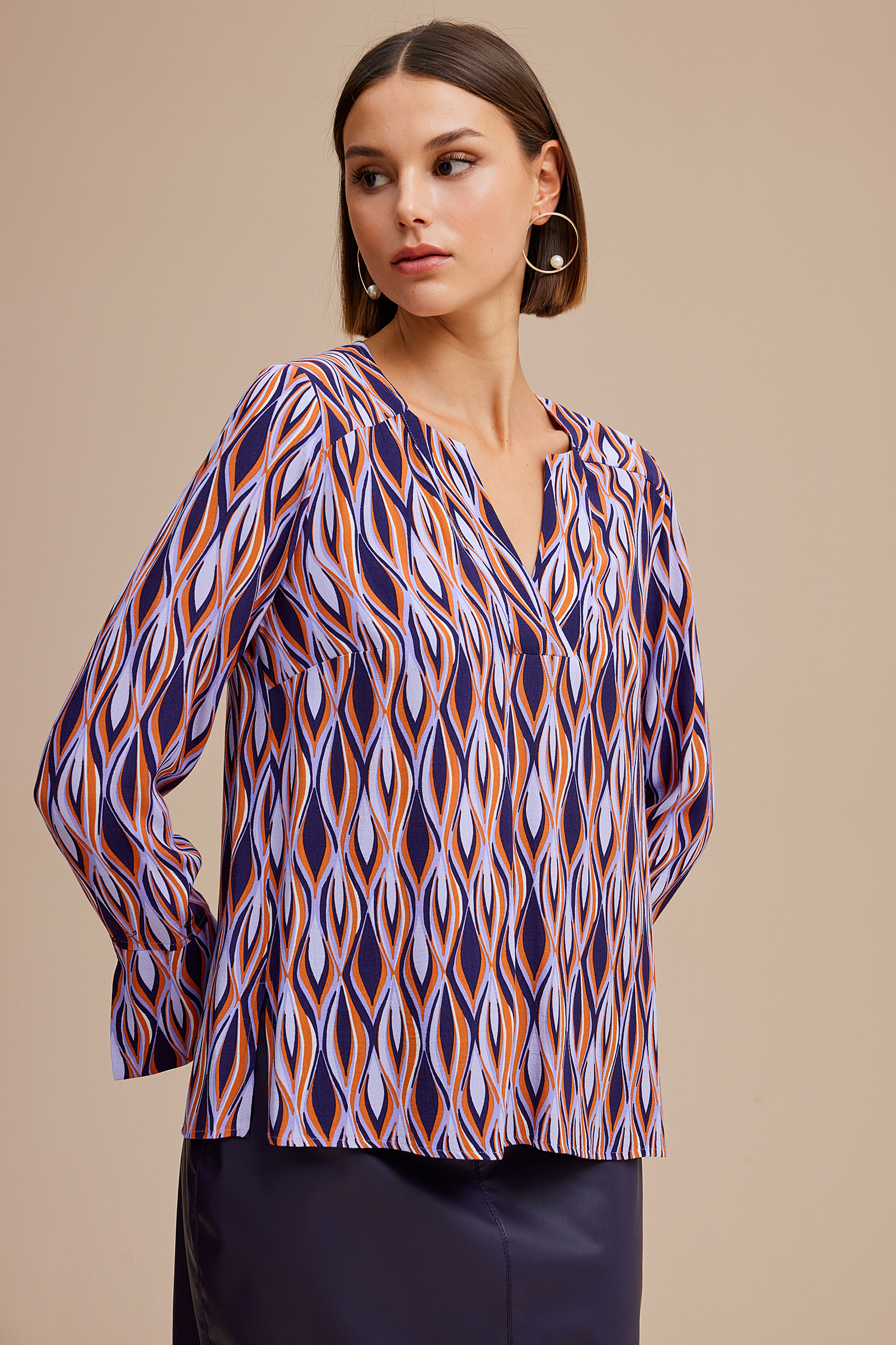 V Yaka Yırtmaçlı Bluz