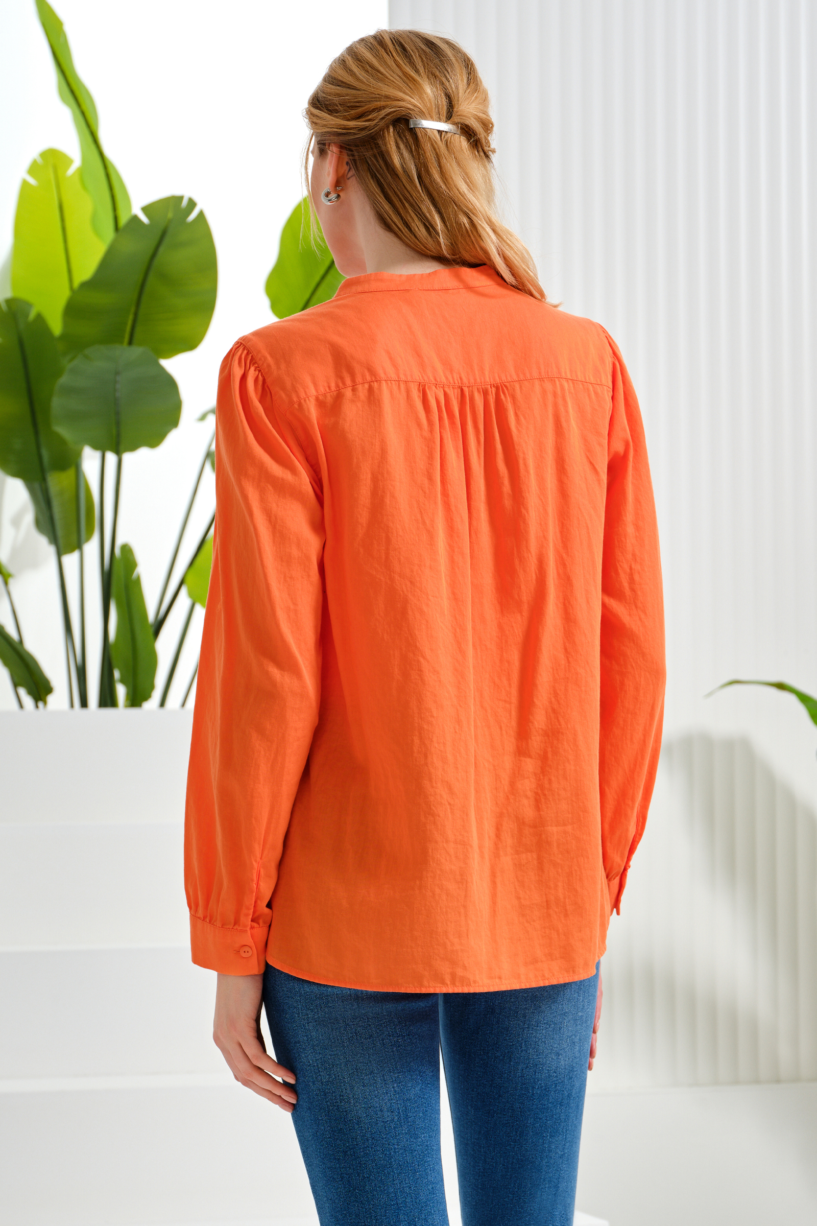 Omuzu Büzgü Detaylı Uzun Kollu Gömlek