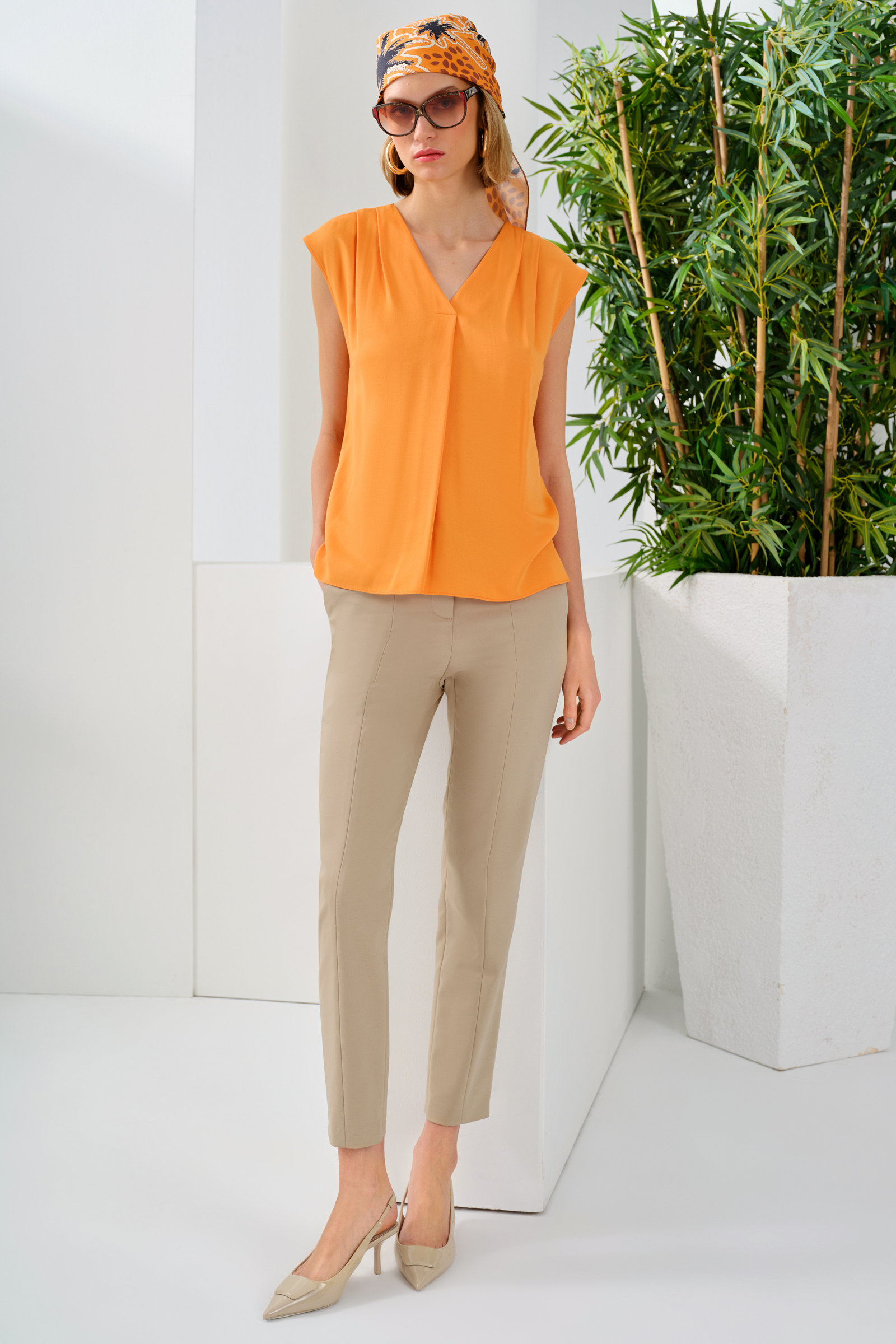 Pile Detaylı Kolsuz Bluz