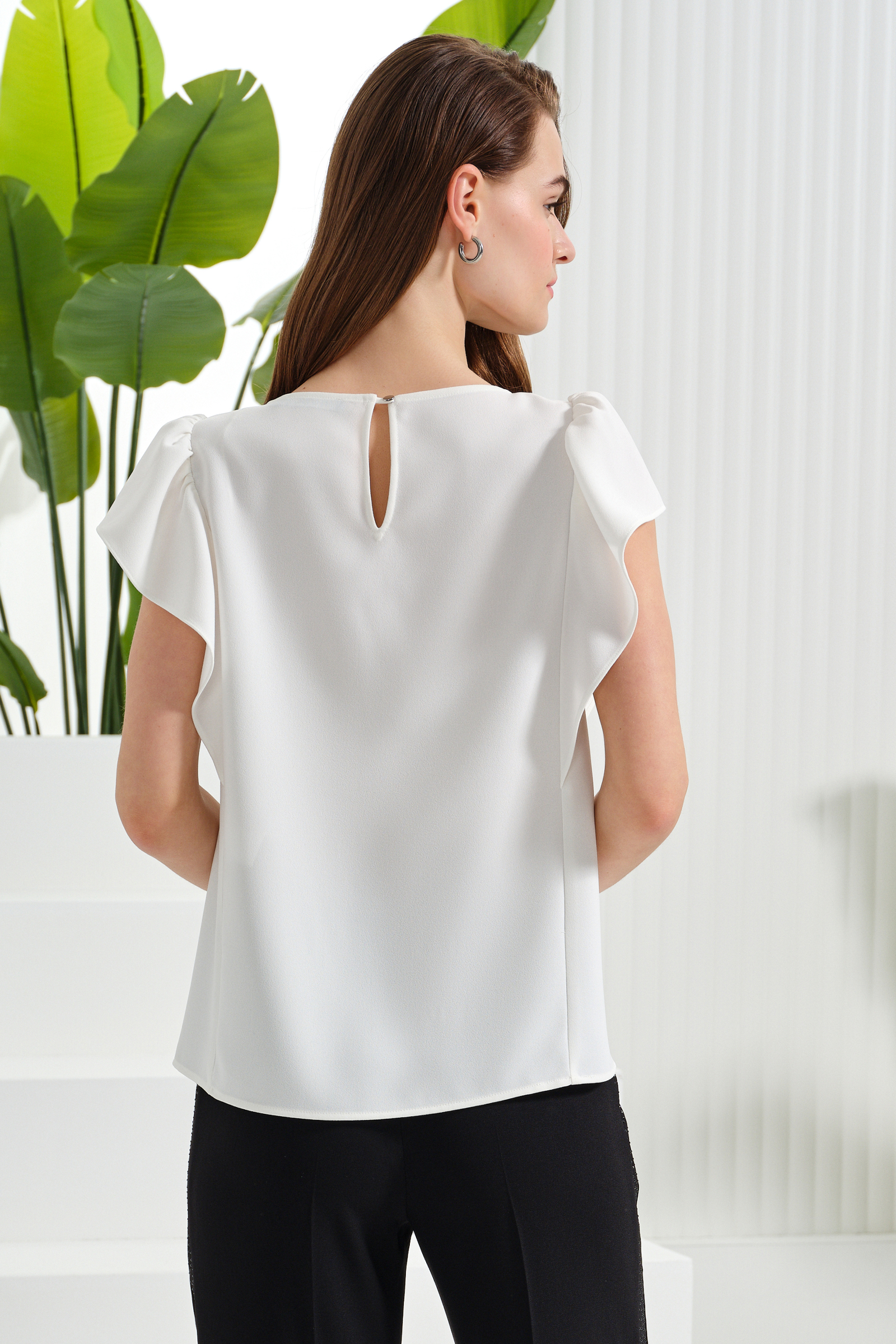 Taş Detaylı Kolu Fırfırlı Bluz