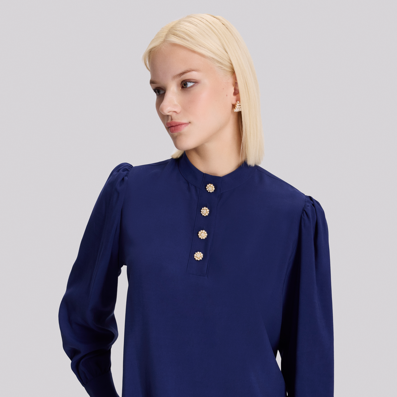 Düğmeli Dik Yaka Bluz