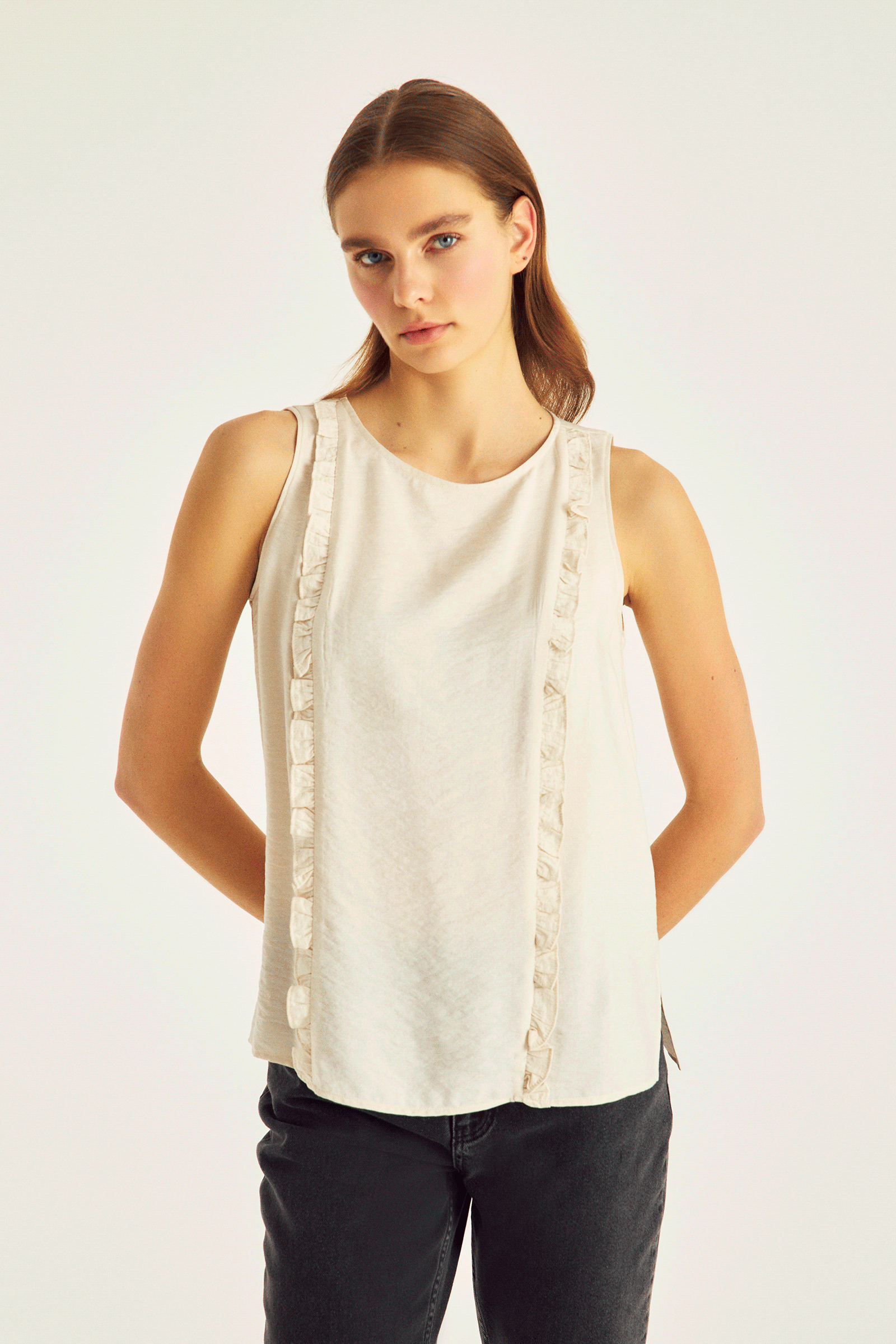 Fırfır Detaylı Kolsuz Bluz