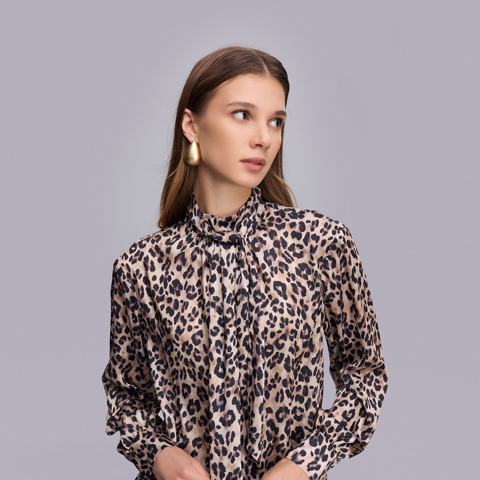 Yakası Bağlamalı Leoopar Desen Bluz