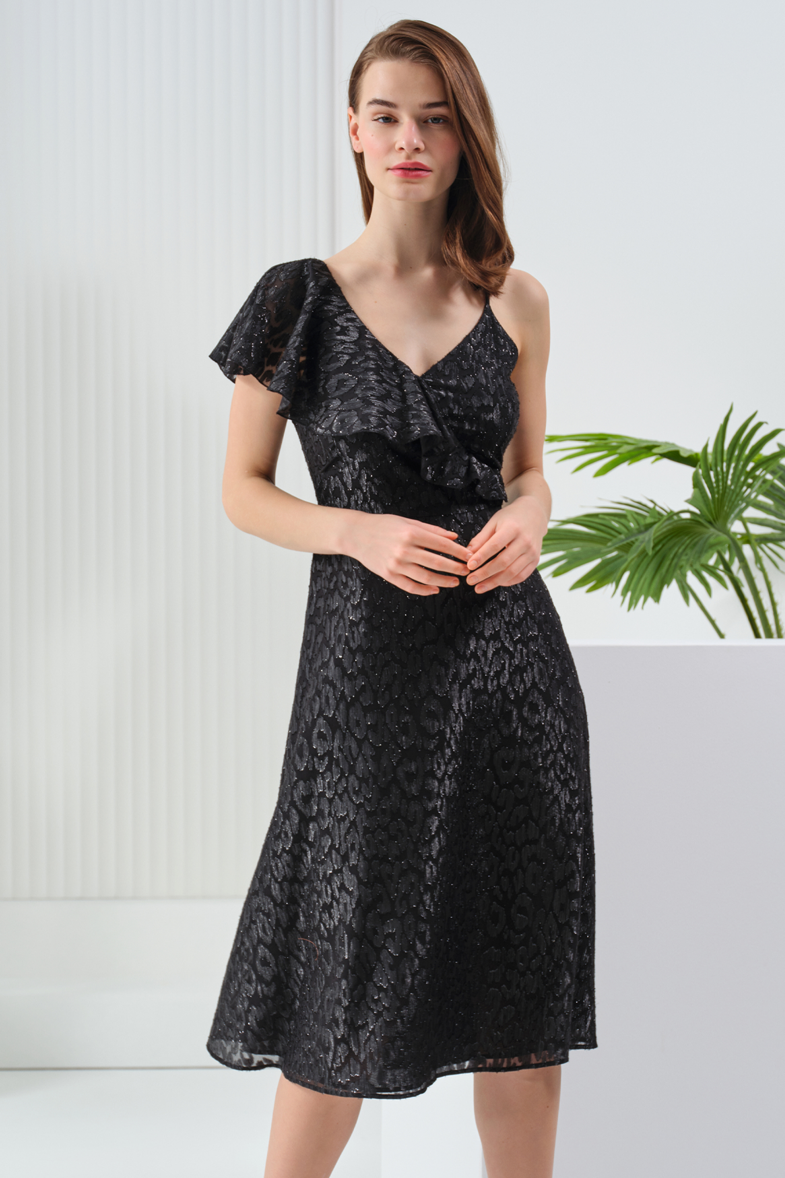 Asimetrik Fırfır Detaylı Şık Elbise