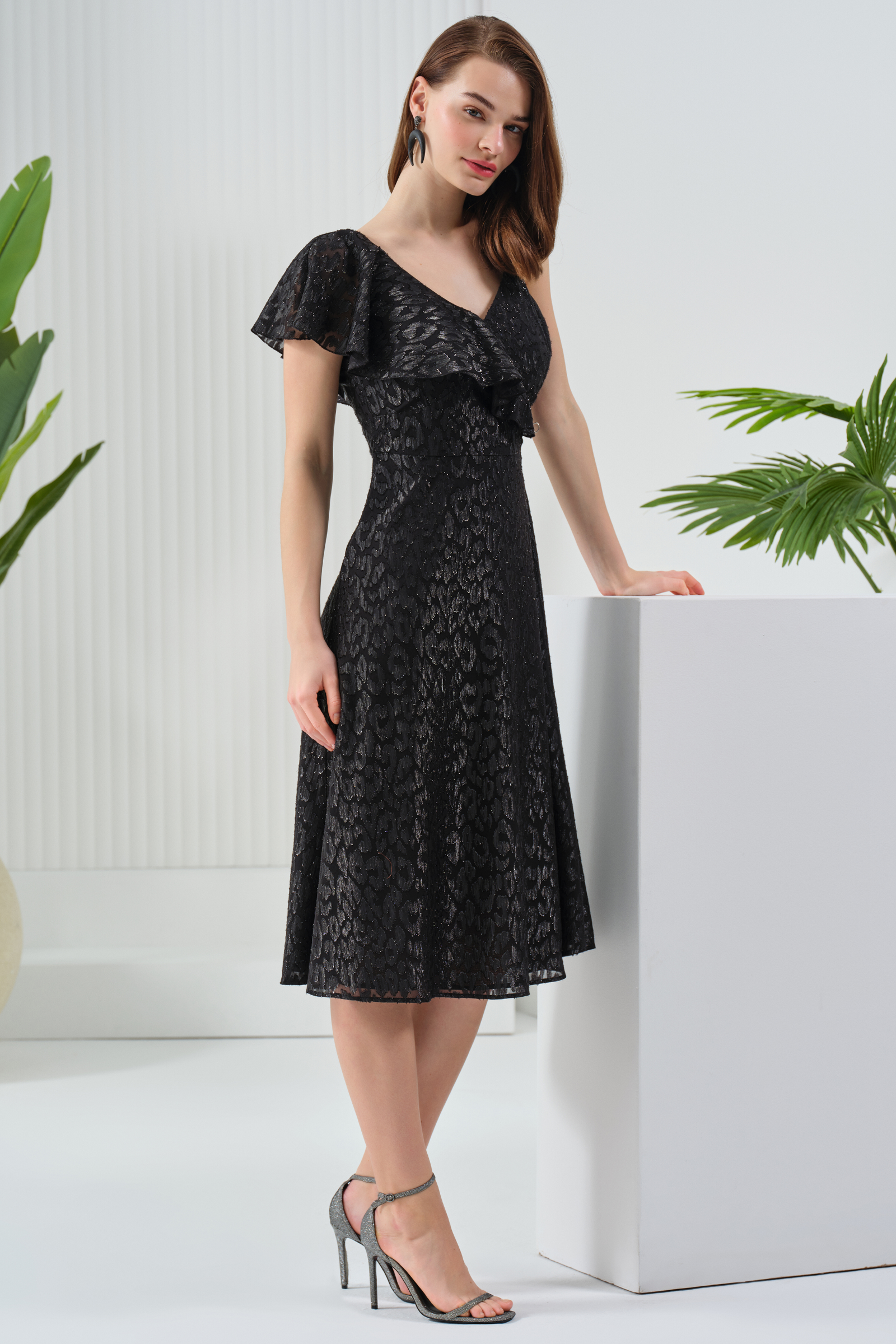 Asimetrik Fırfır Detaylı Şık Elbise