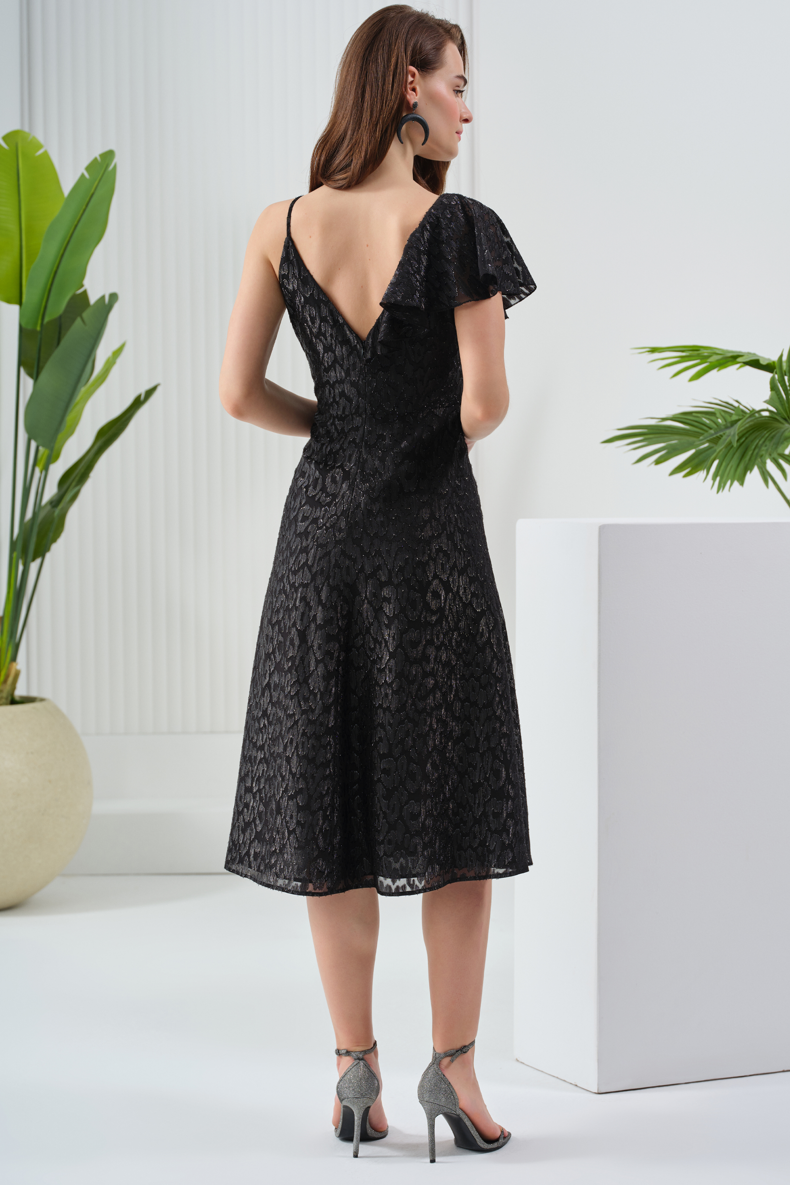 Asimetrik Fırfır Detaylı Şık Elbise