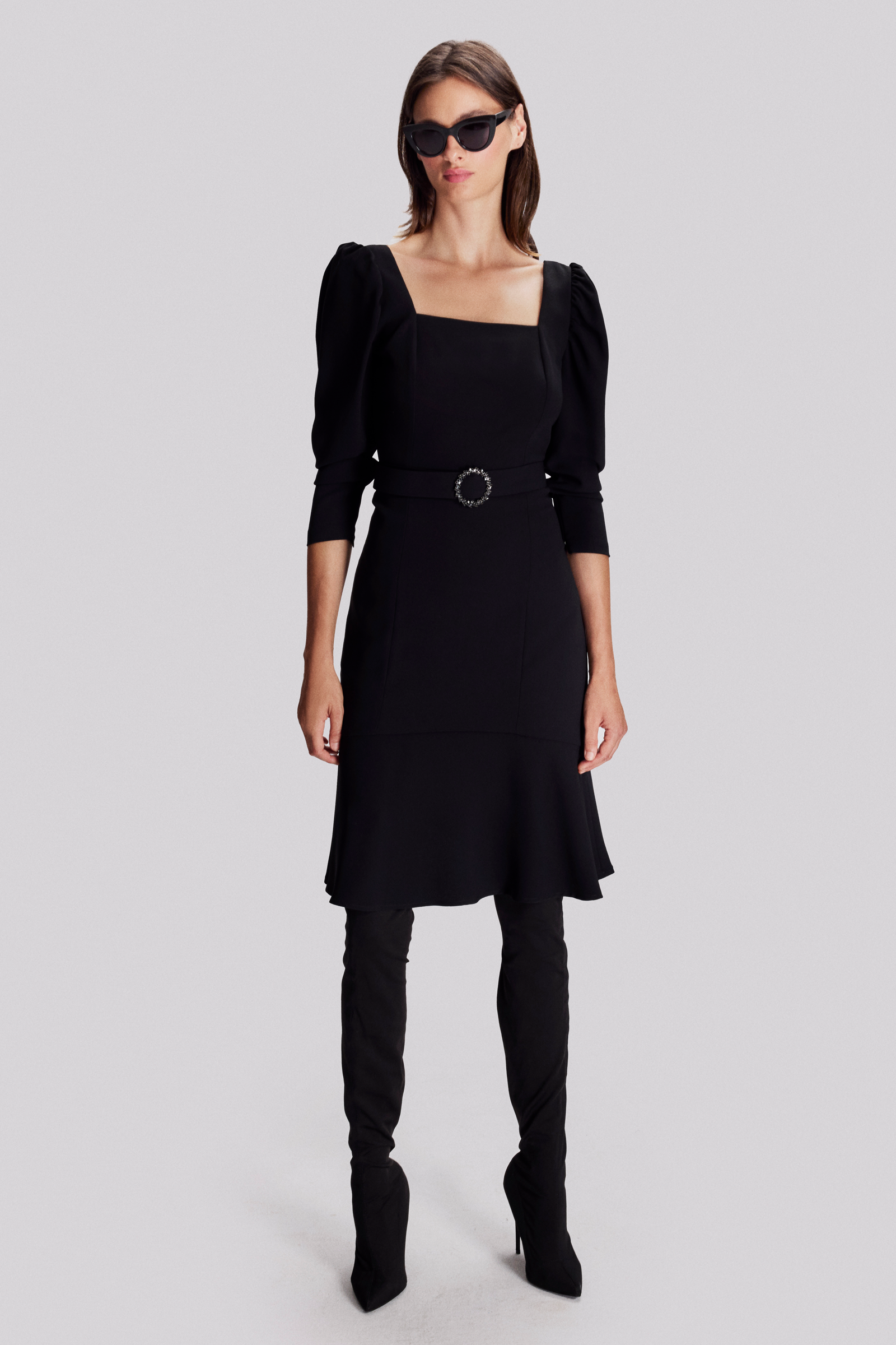 Kare Yaka Şık Elbise