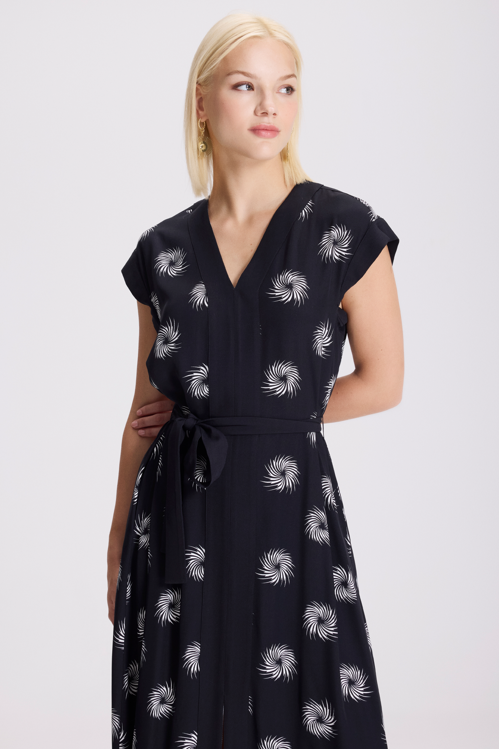 Beli Kuşaklı Asimetrik Elbise