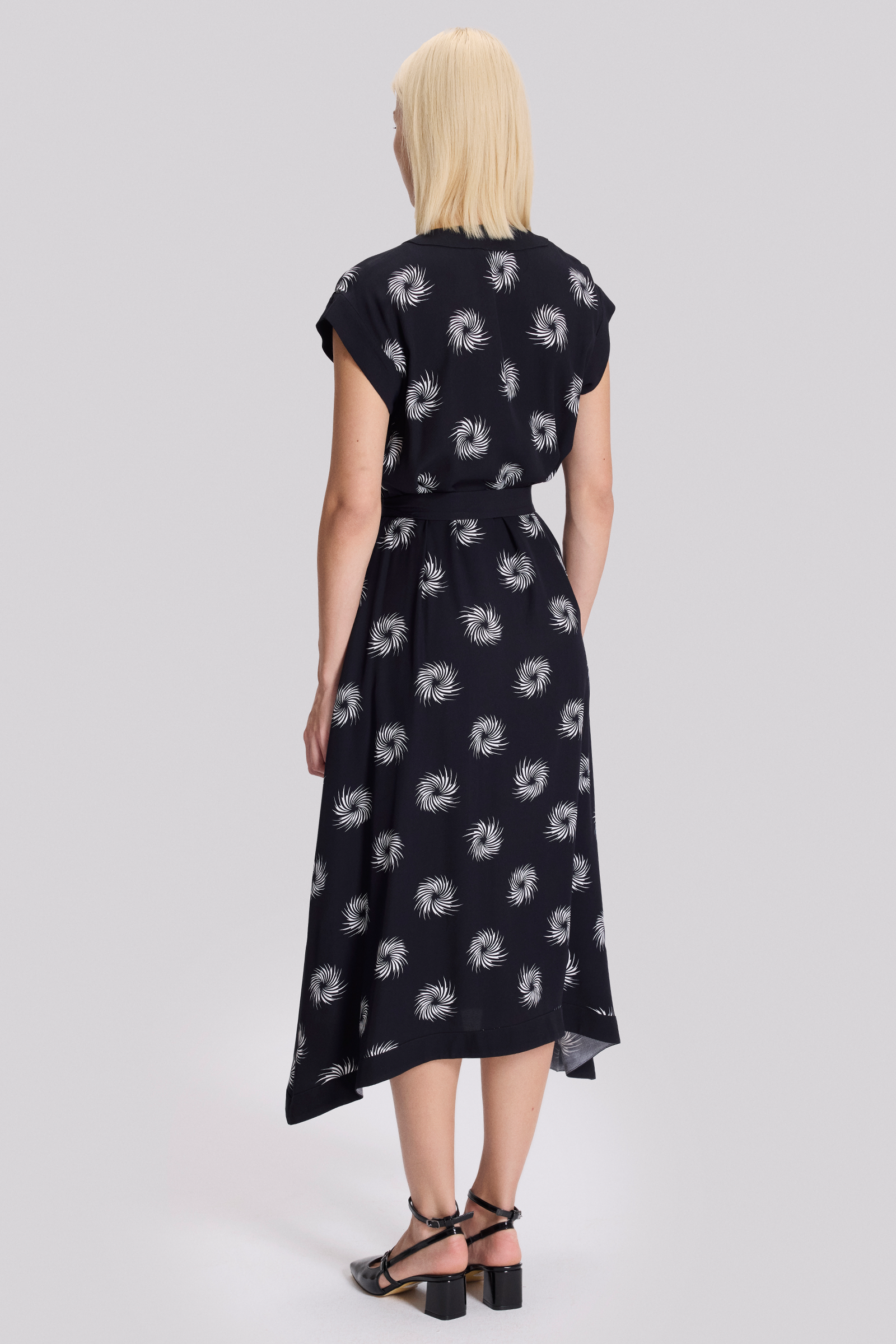 Beli Kuşaklı Asimetrik Elbise