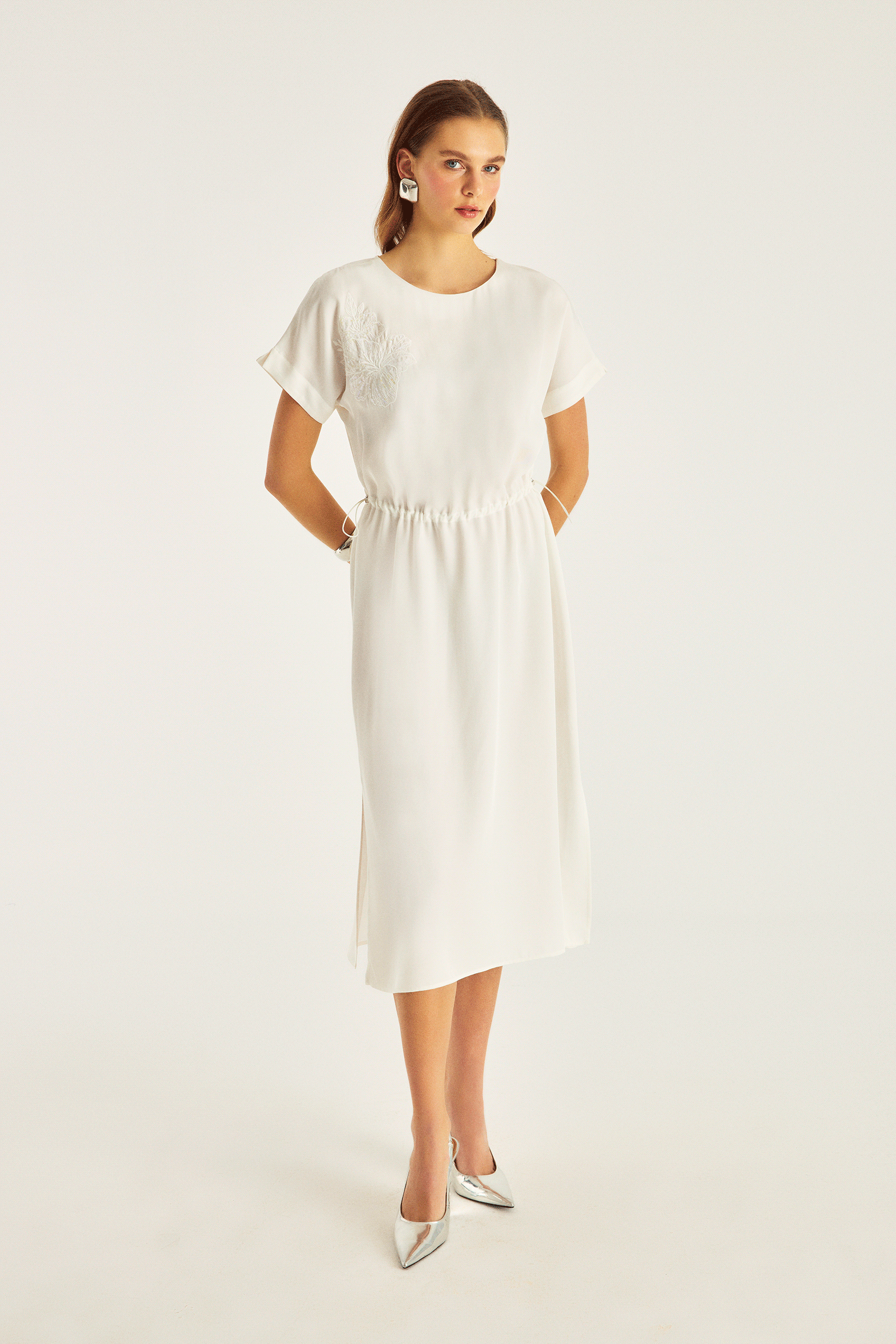 Nakış Detaylı Beli Büzgülü Midiboy Elbise