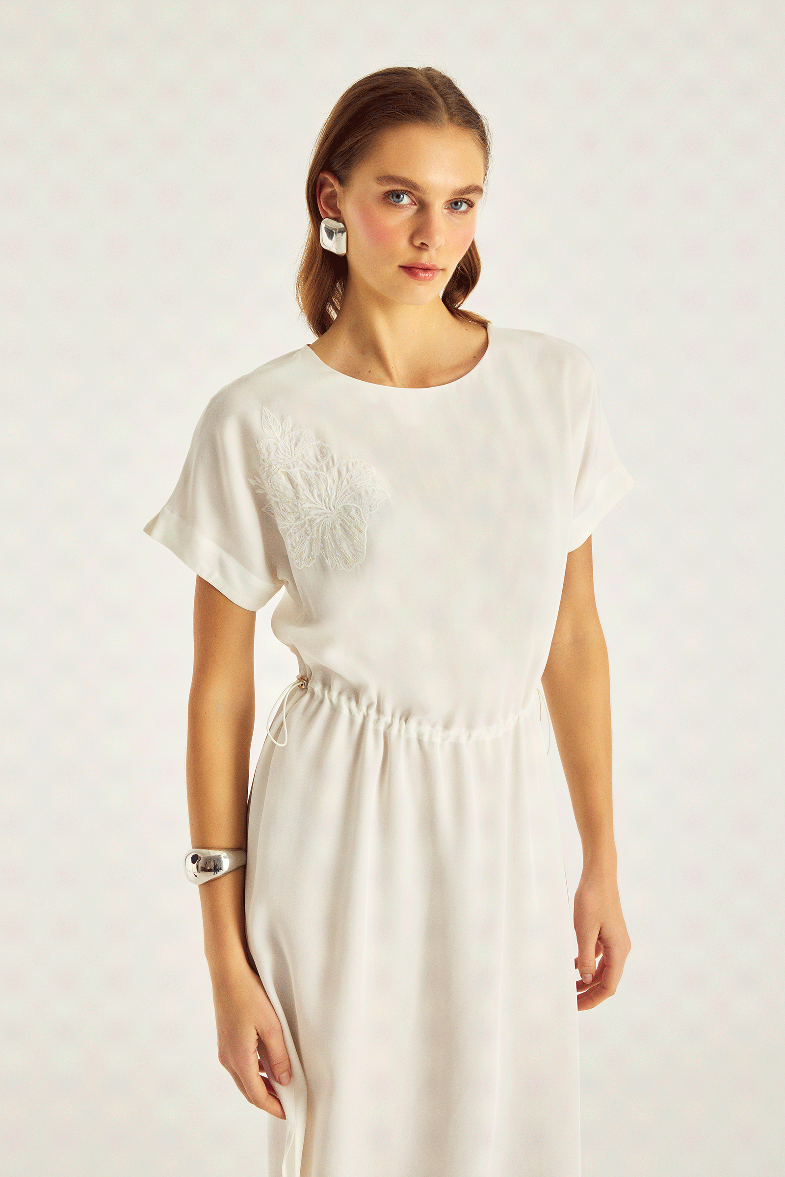 Nakış Detaylı Beli Büzgülü Midiboy Elbise