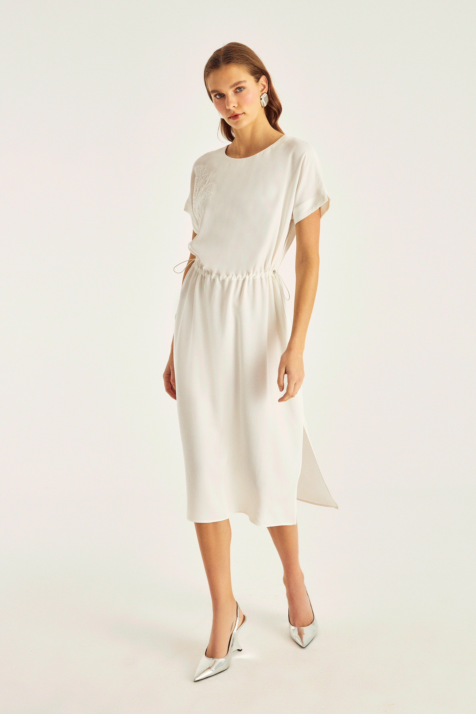 Nakış Detaylı Beli Büzgülü Midiboy Elbise