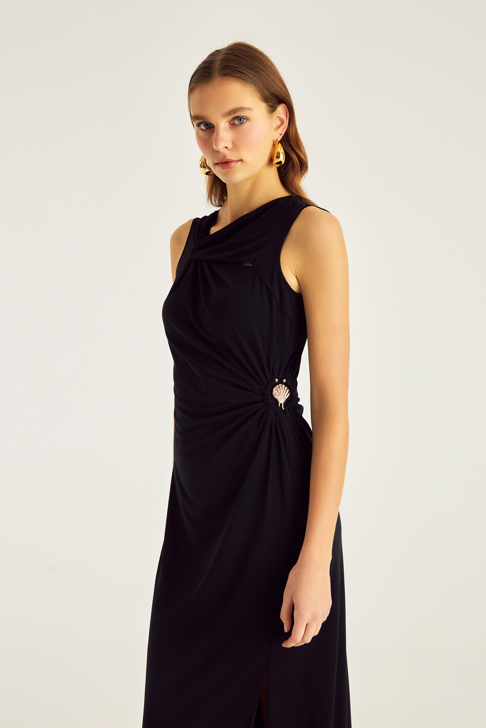 Aksesuar Detaylı Yırtmaçlı Şık Maxi Boy Elbise