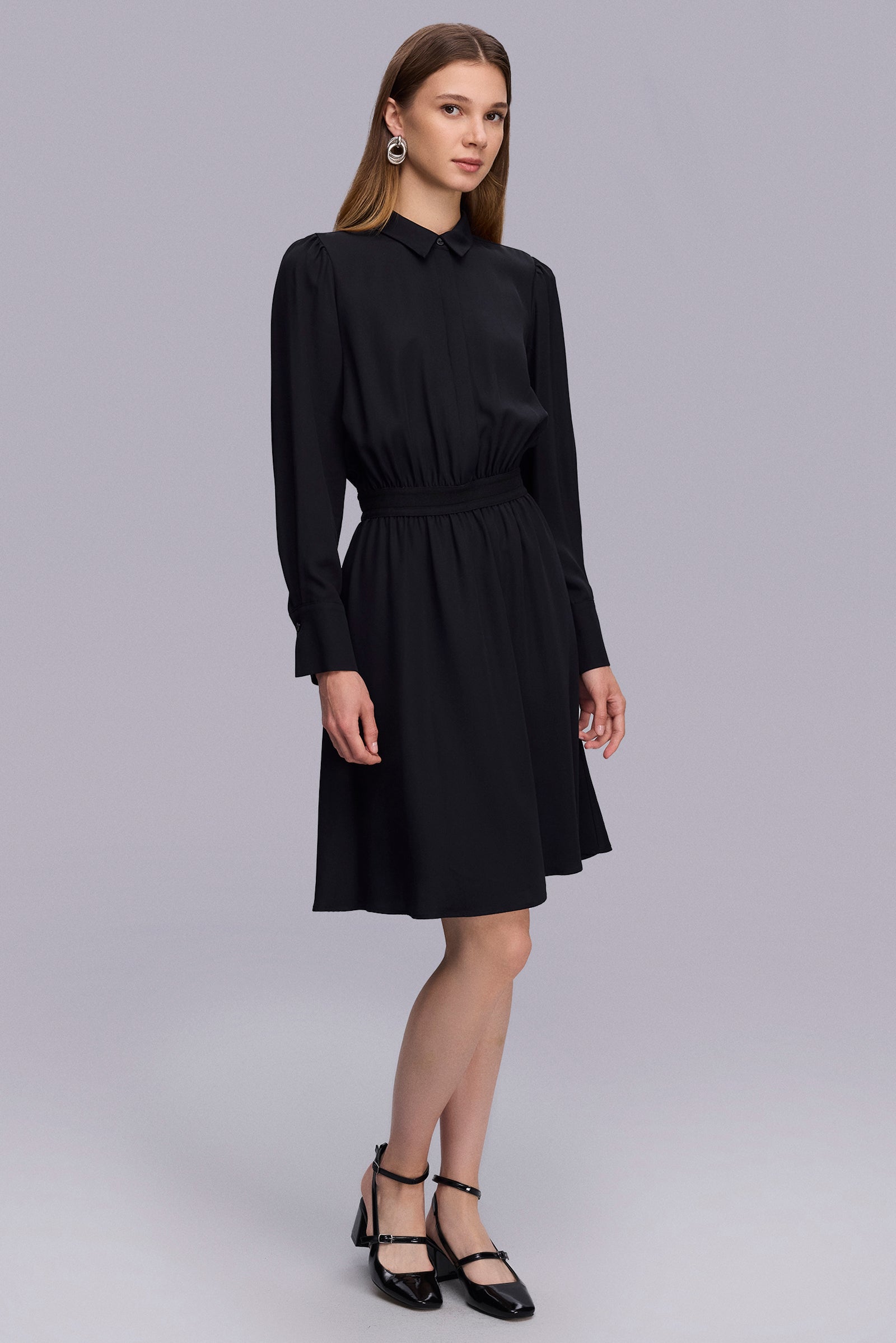 Beli Lastik Detaylı Diz Boy Desenli Elbise