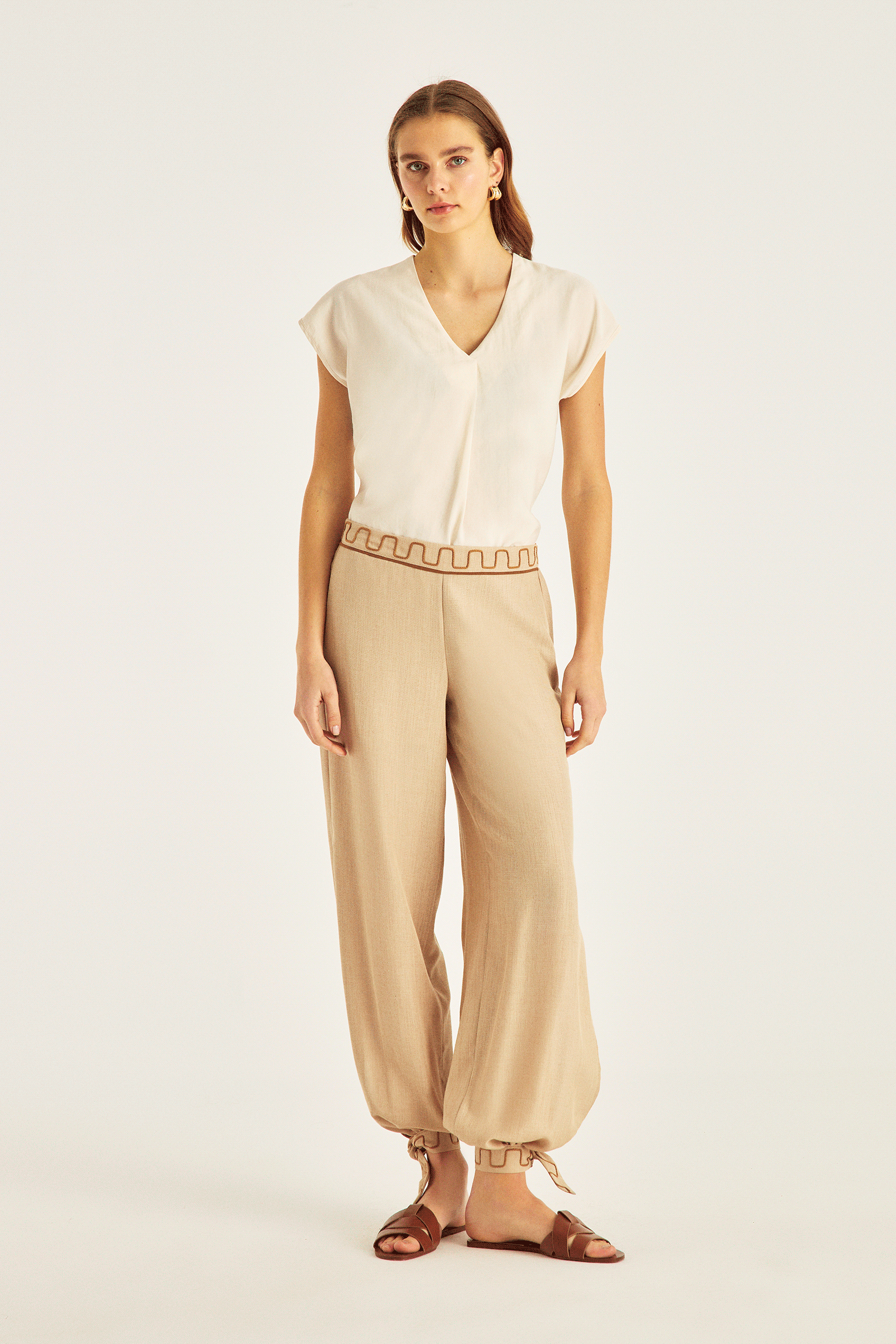 Yırtmaç Detaylı Nakışlı Pantolon