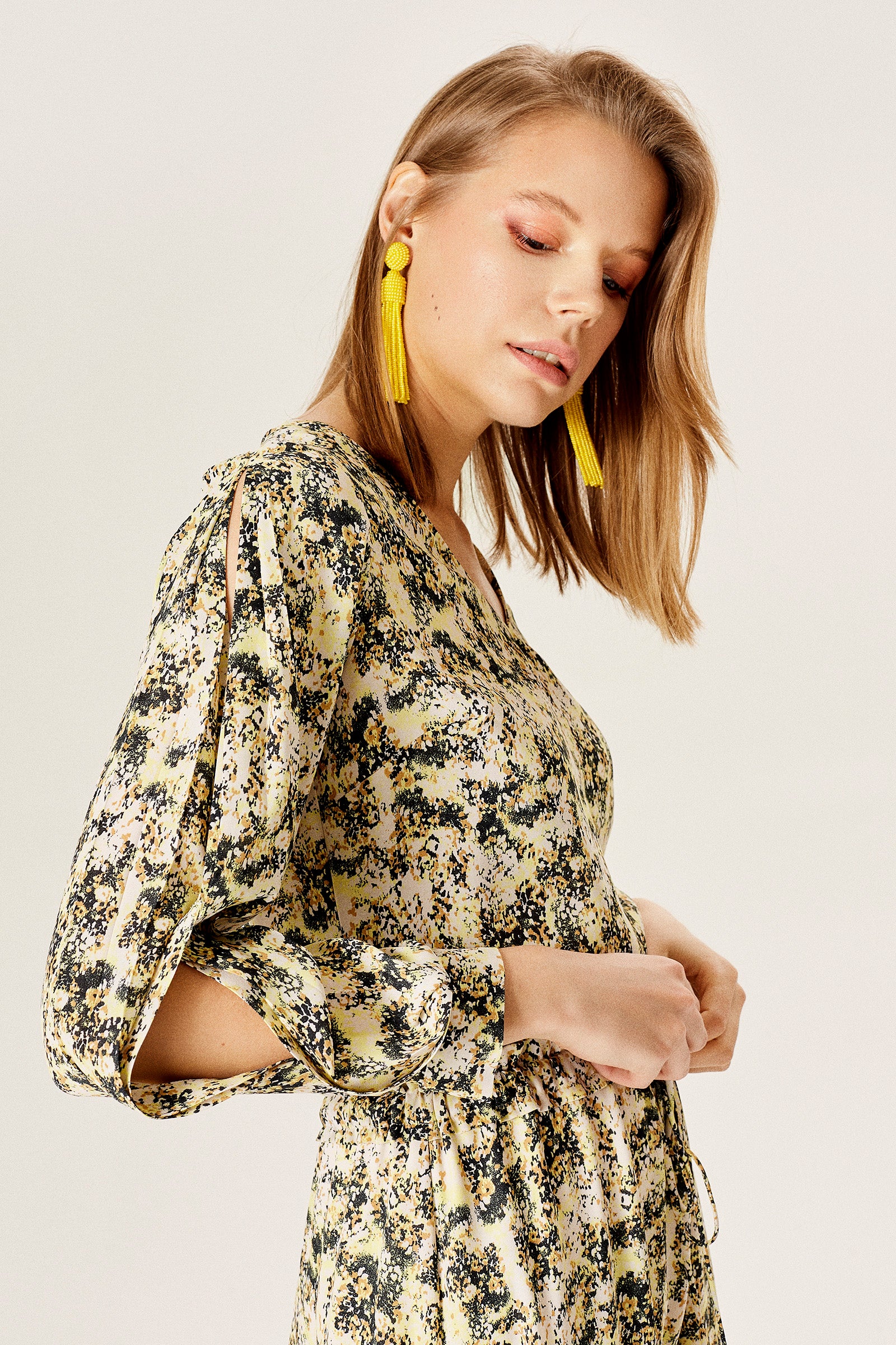 Kolu Yırtmaçlı Dökümlü Bluz