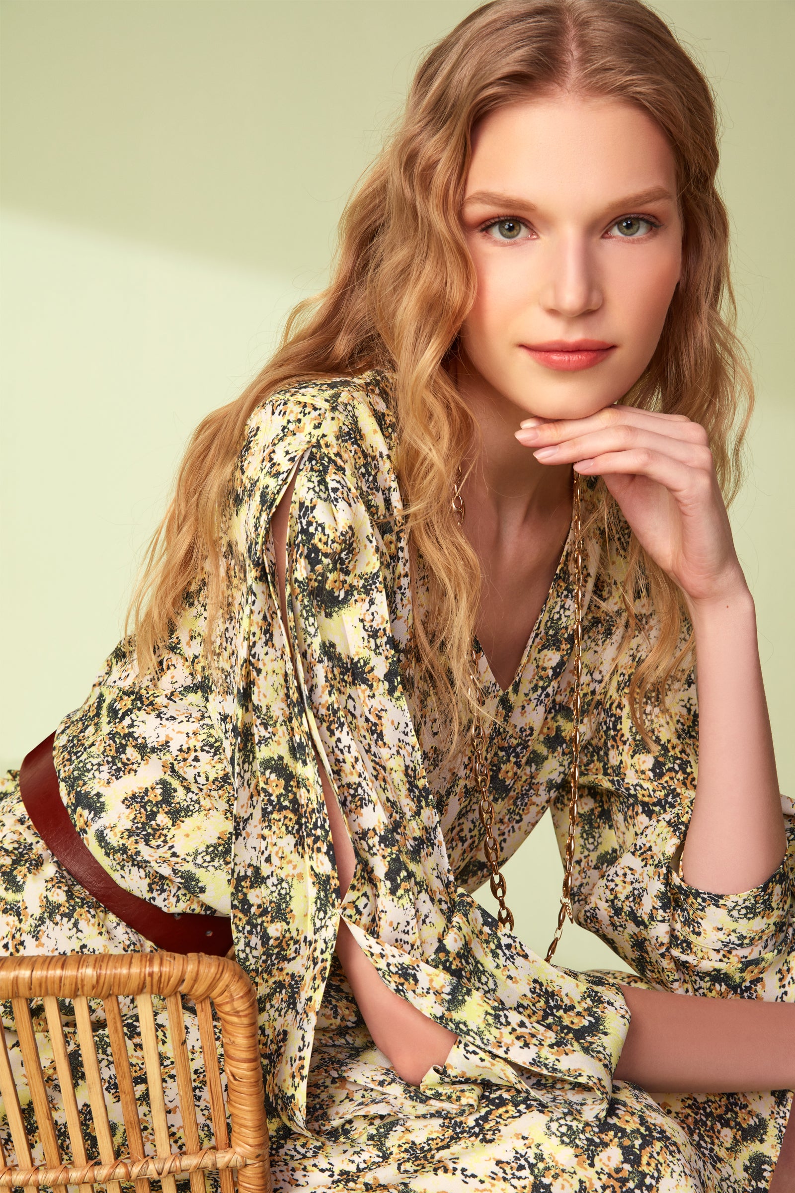 Kolu Yırtmaçlı Dökümlü Bluz