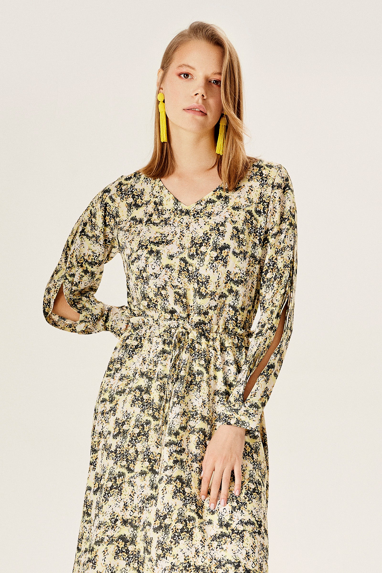 Kolu Yırtmaçlı Dökümlü Bluz