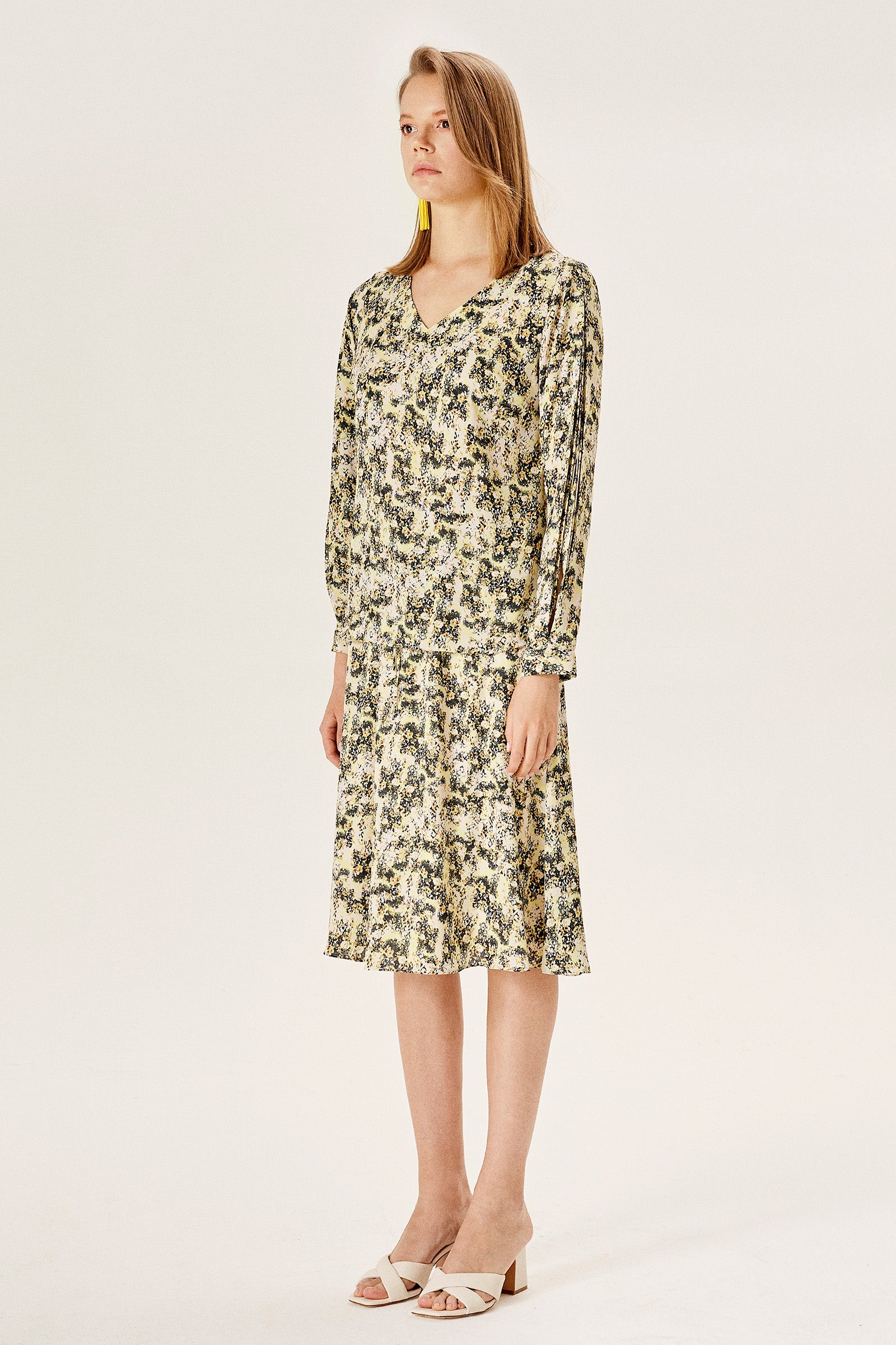 Kolu Yırtmaçlı Dökümlü Bluz