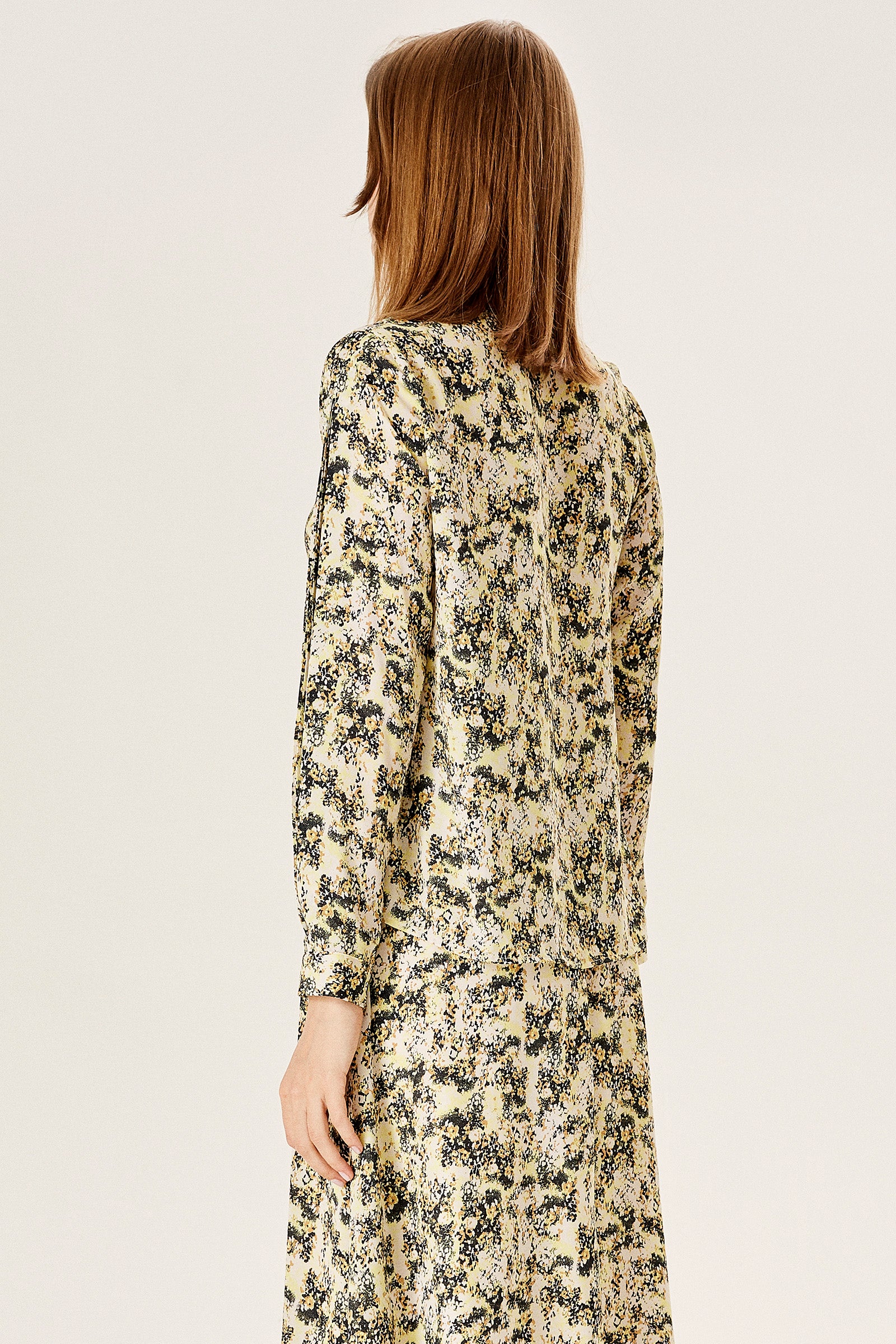 Kolu Yırtmaçlı Dökümlü Bluz