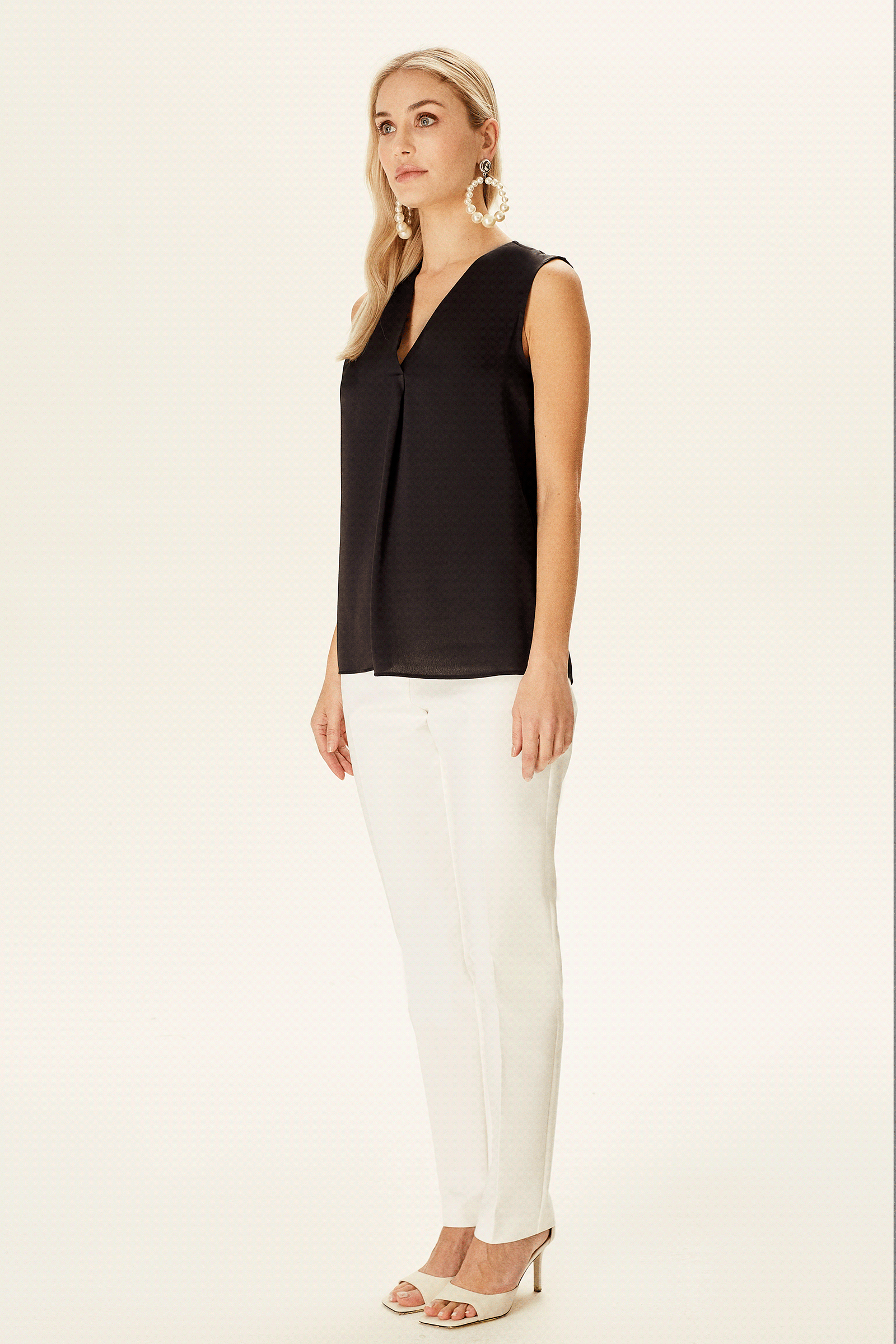 Pile Detaylı Kolsuz Bluz
