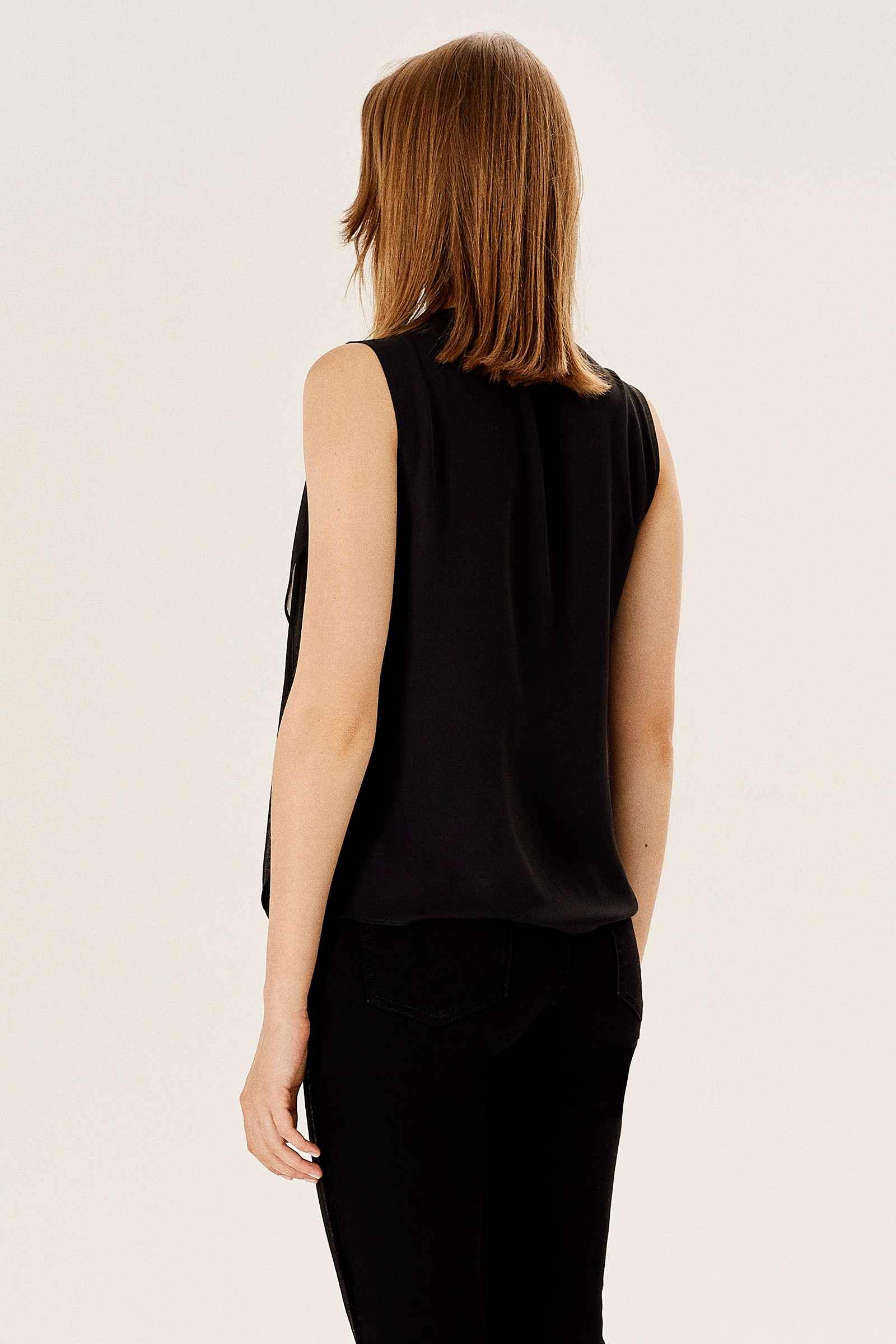 Şifon Detaylı Kolsuz Bluz