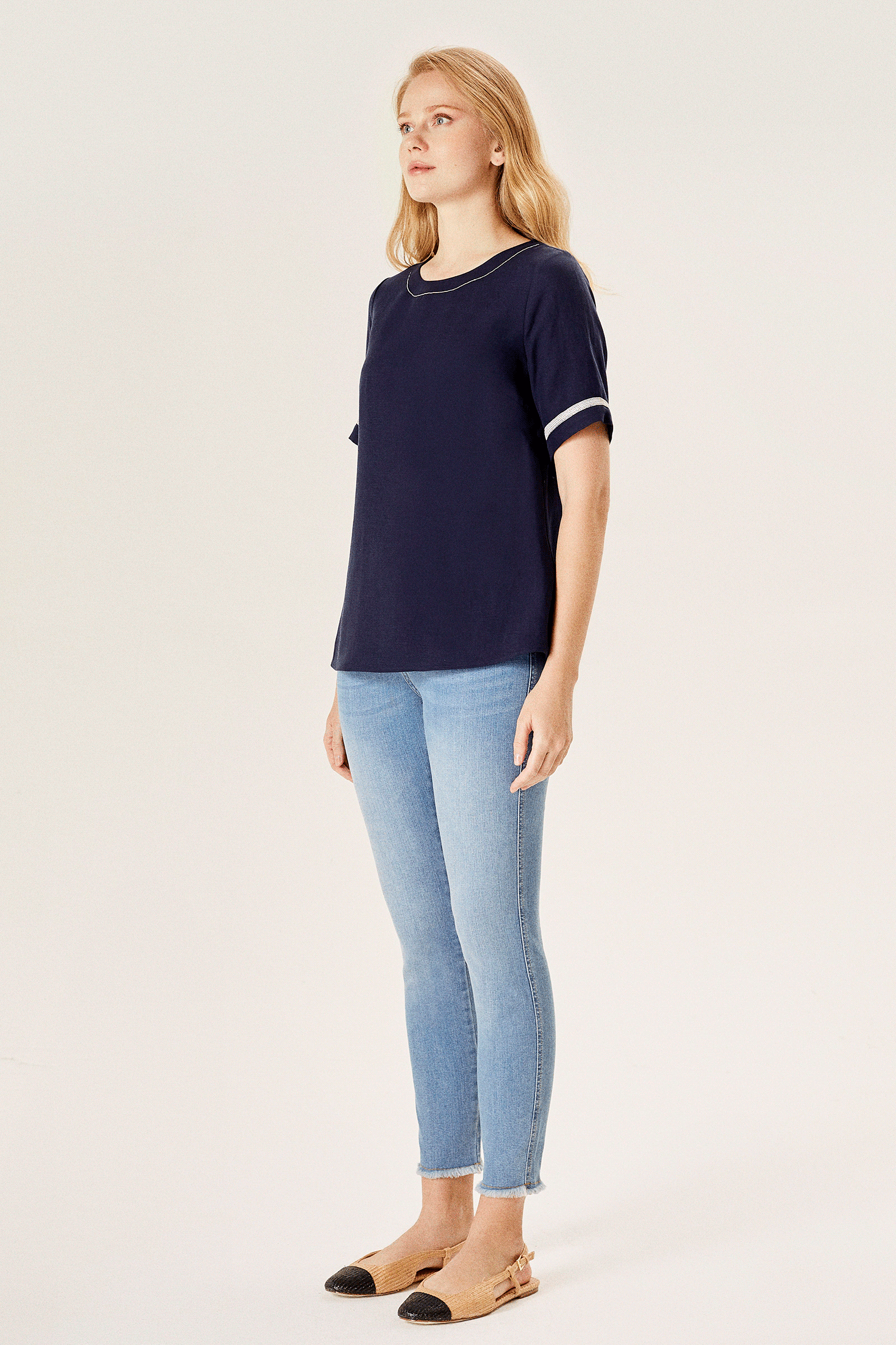 Zincir Aksesuarlı Yarım Kollu Keten Karışımlı Bluz