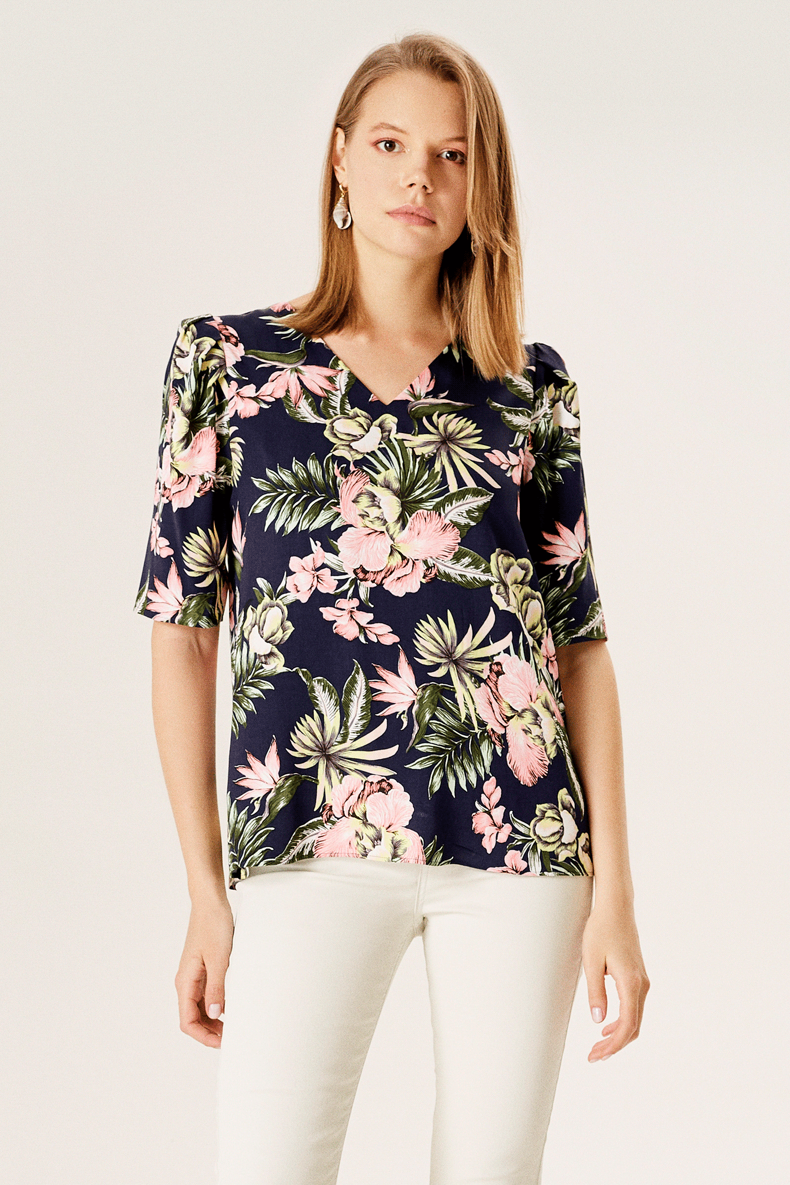 Kolu Büzgülü V Yaka Bluz Modeli