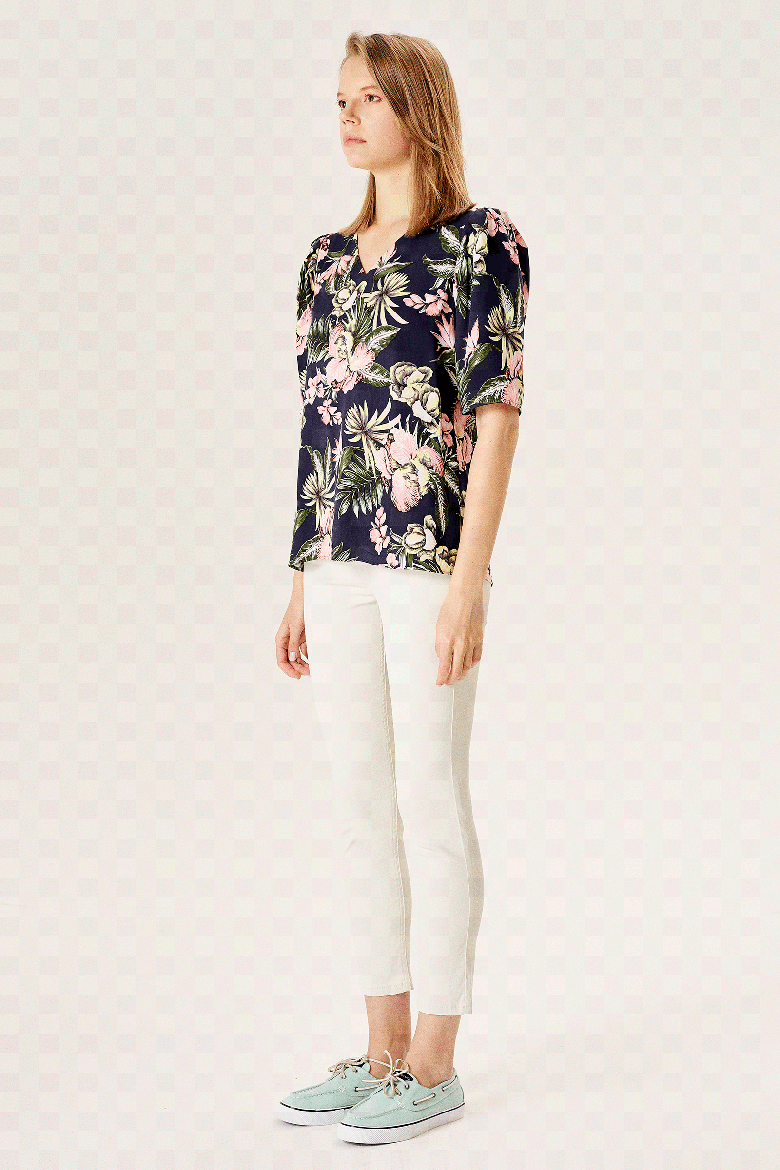 Kolu Büzgülü V Yaka Bluz Modeli