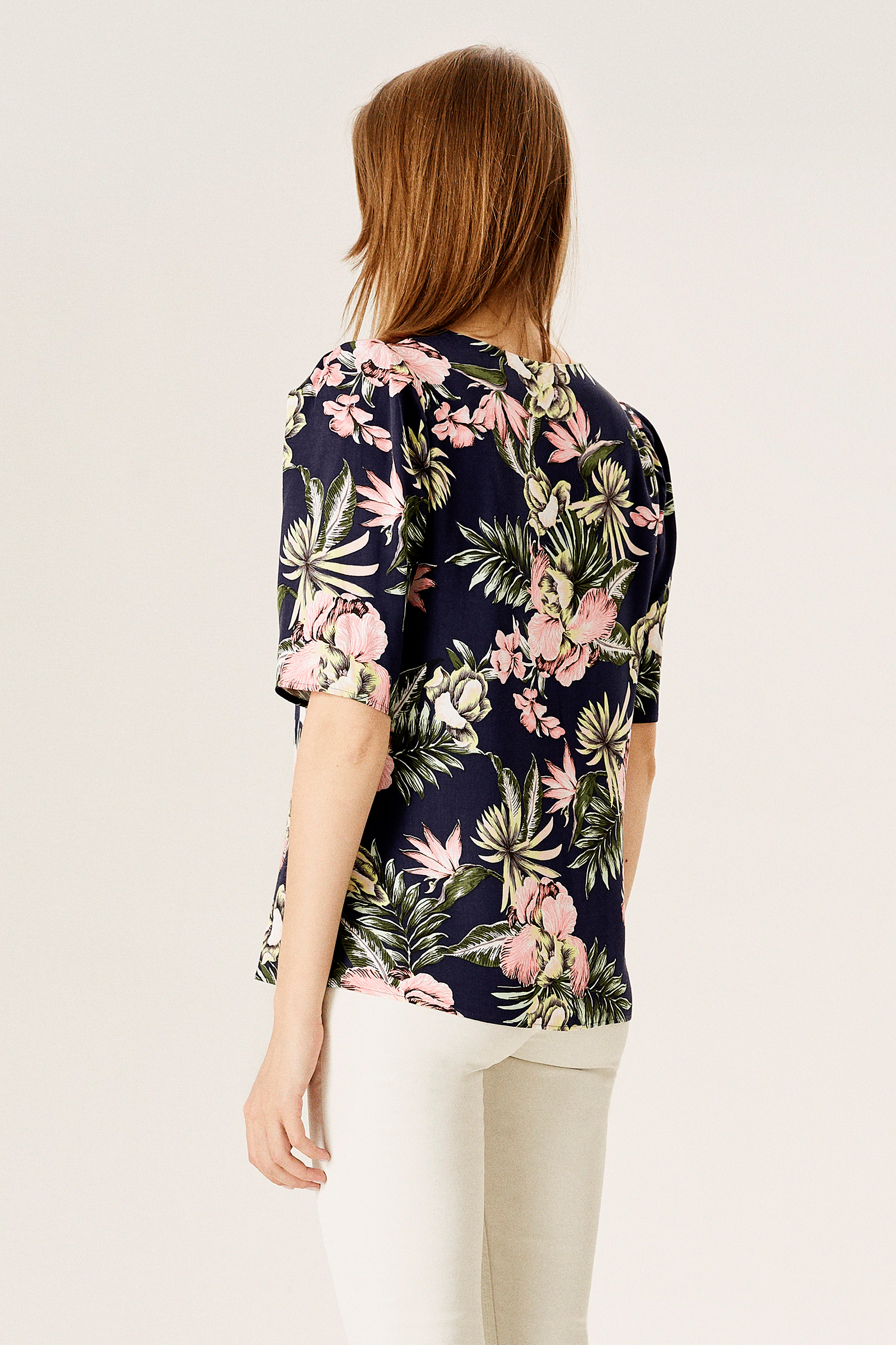 Kolu Büzgülü V Yaka Bluz Modeli