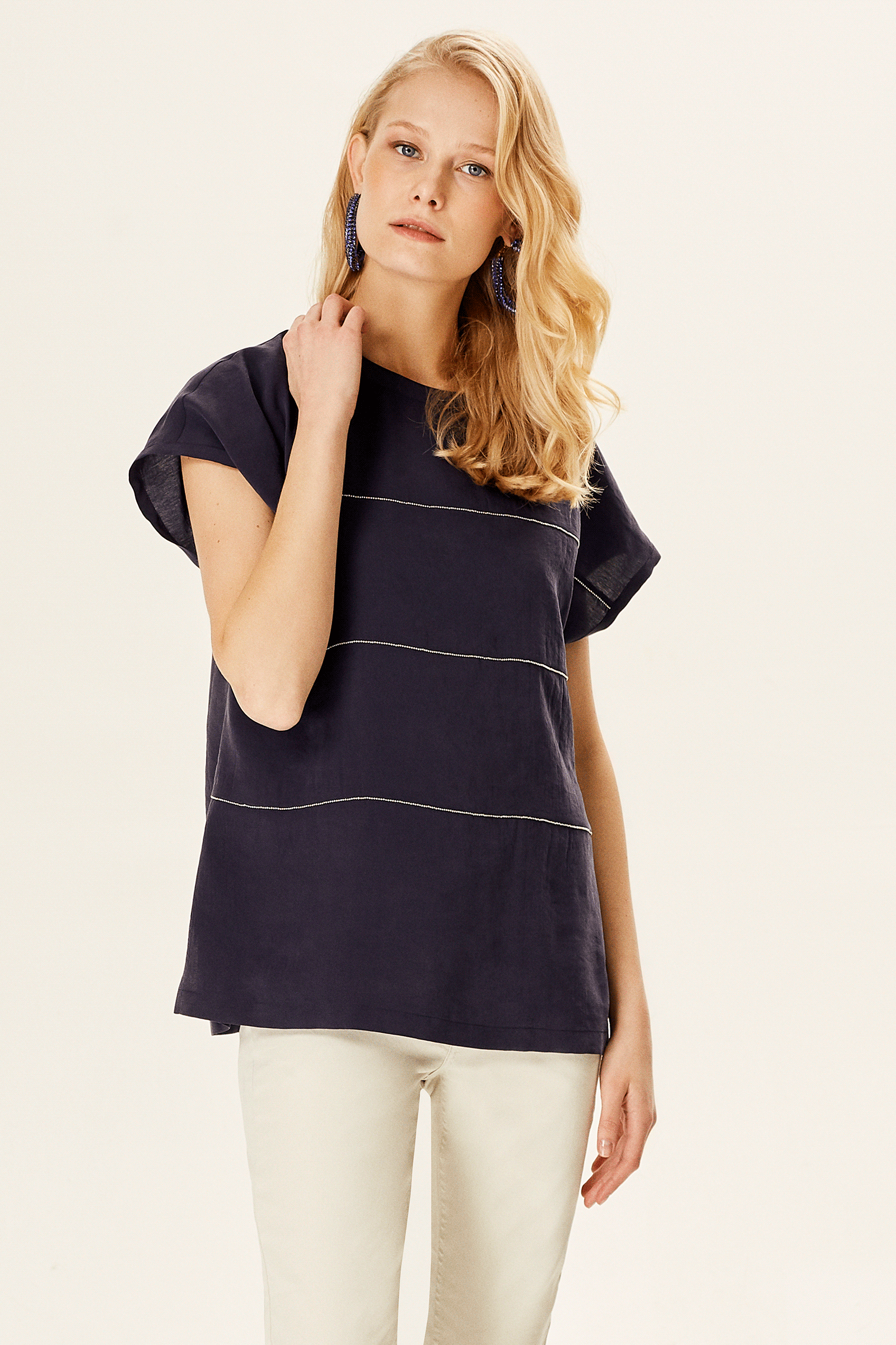 Zincir Aksesuarlı Düşük Kollu Bluz