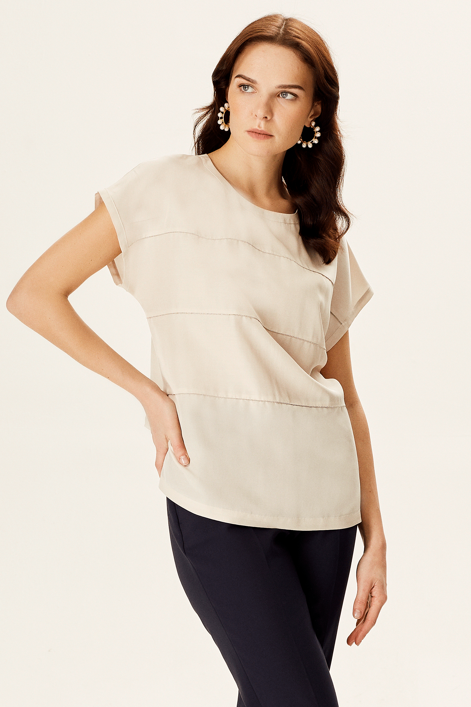 Zincir Aksesuarlı Düşük Kollu Bluz