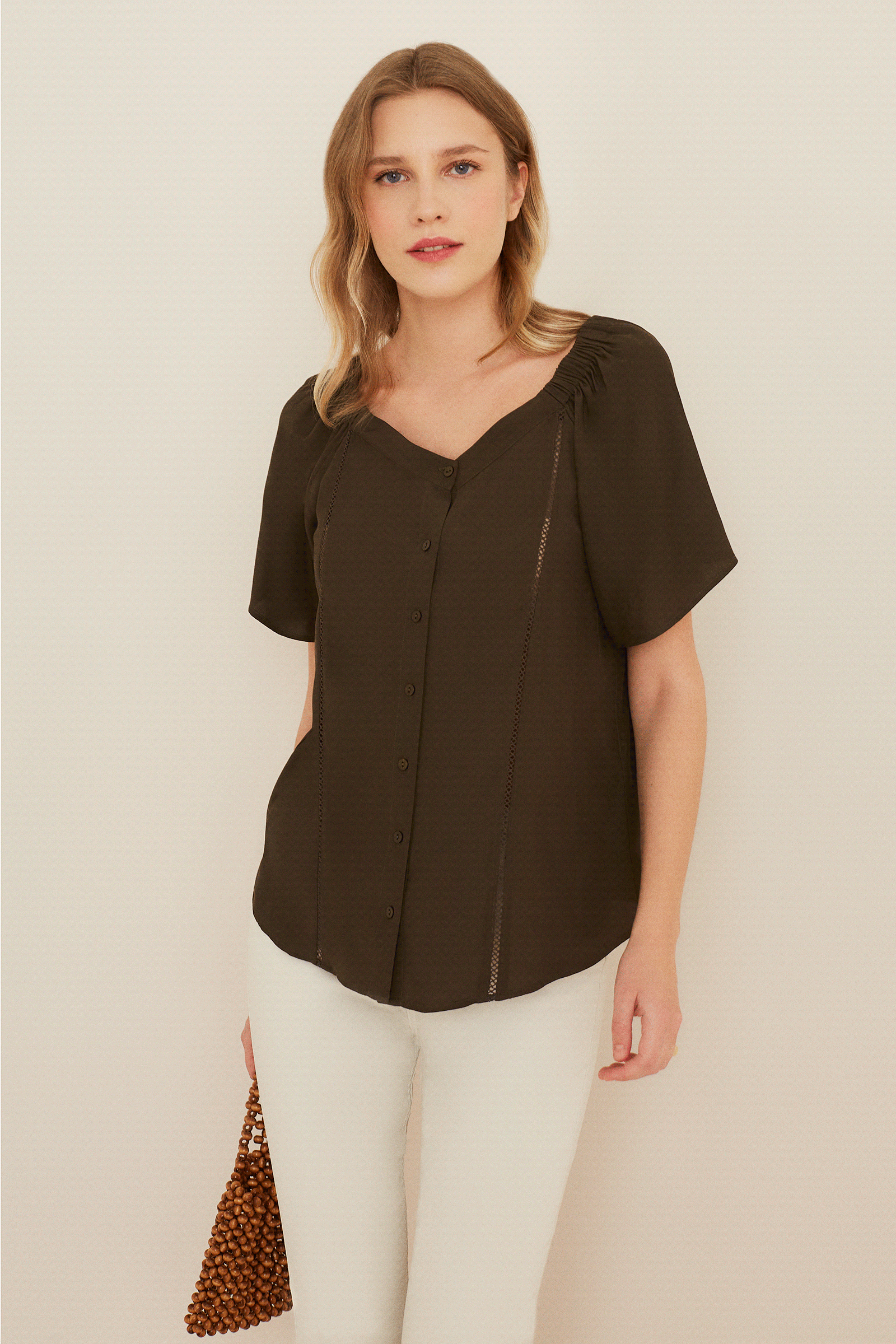 Omuzları Lastikli Şerit Aksesurlı Bluz Modeli