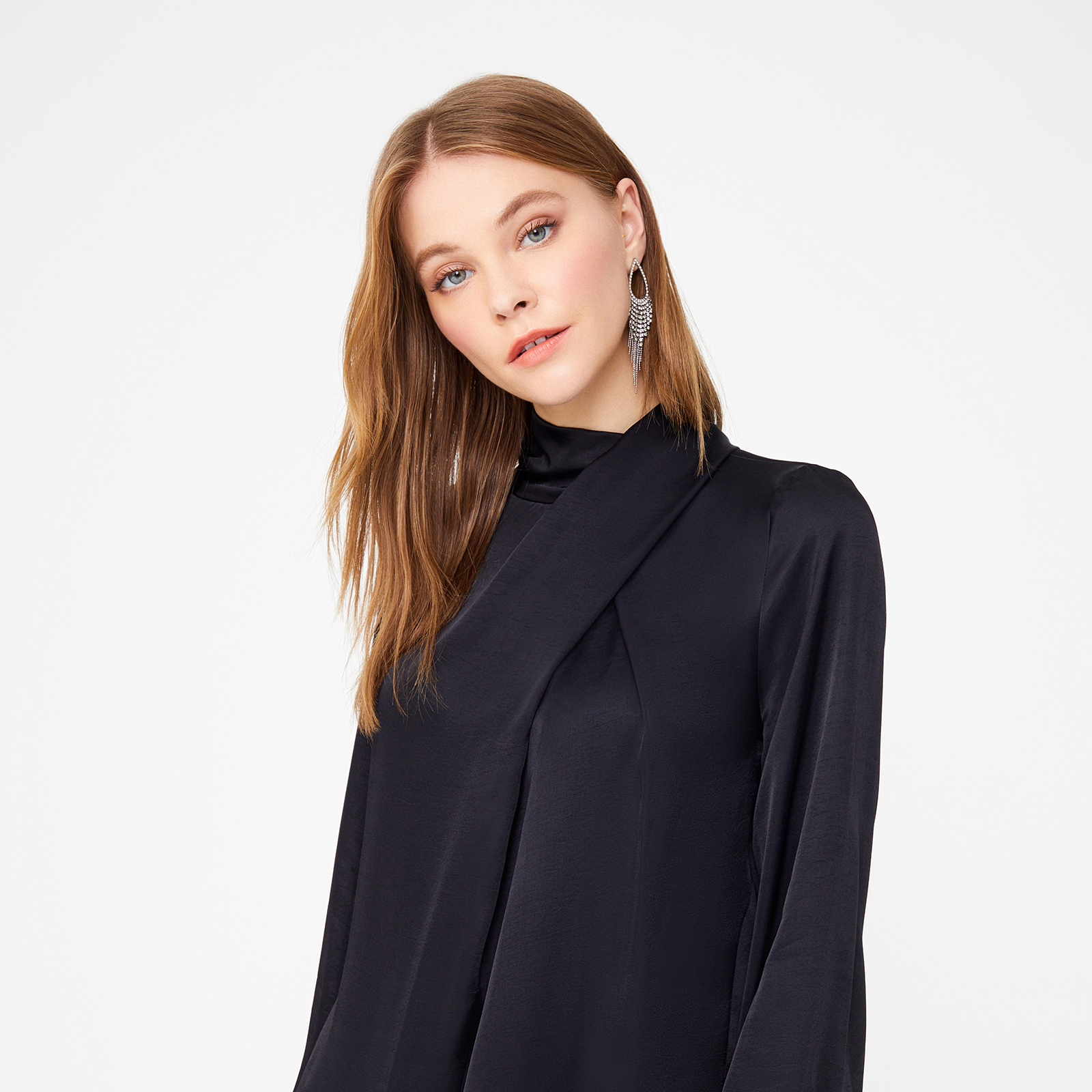 Yaka Burgu Detaylı Bluz