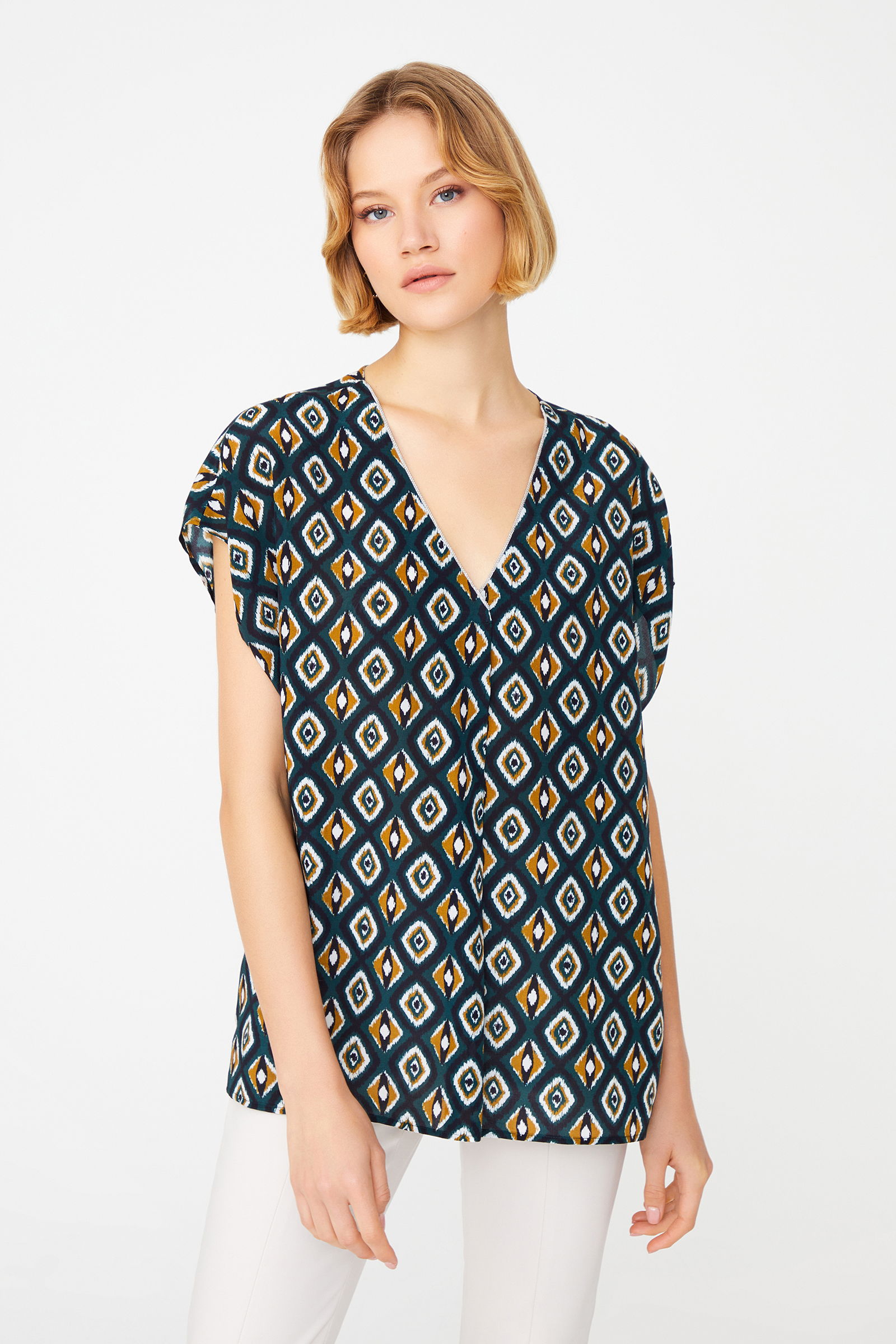 Yakası Zincir Aksesuar Detaylı Bluz