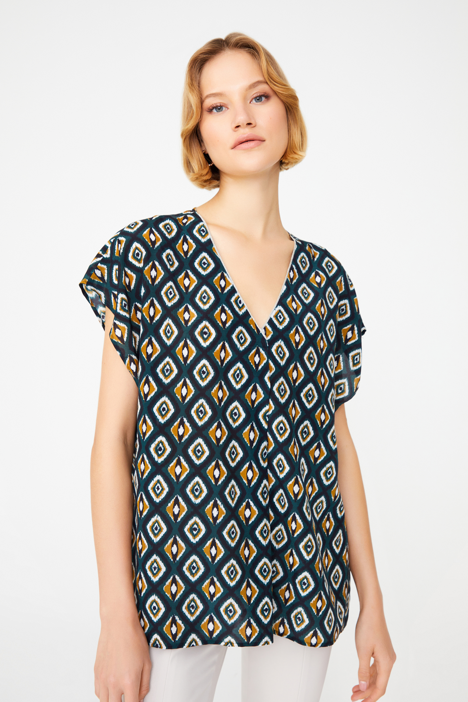 Yakası Zincir Aksesuar Detaylı Bluz