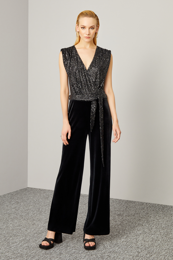 Ön Bedeni Pullu Kadife Tulum